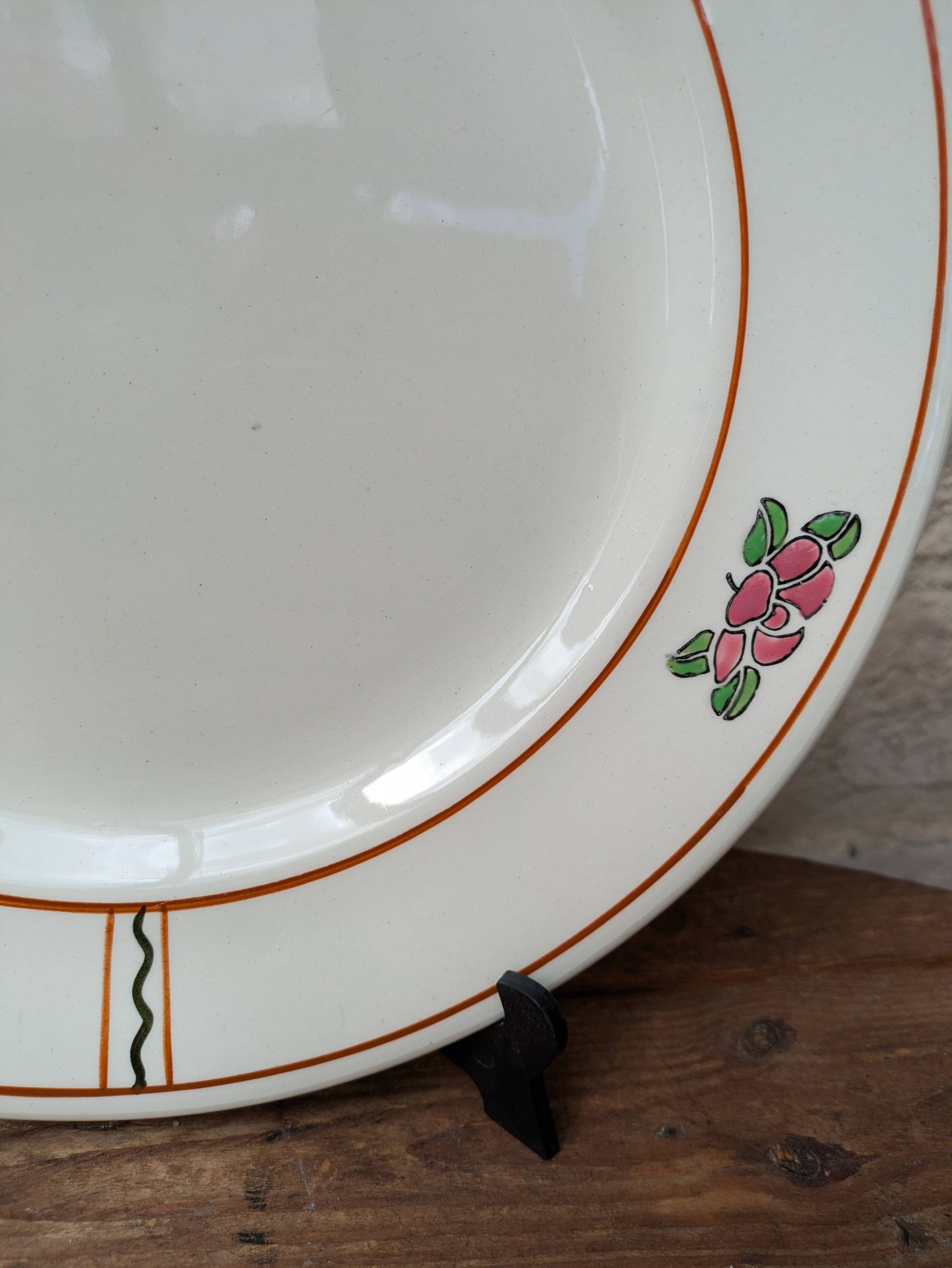 Round service plate in Iron Earth Salins model Nénuphar 29cm