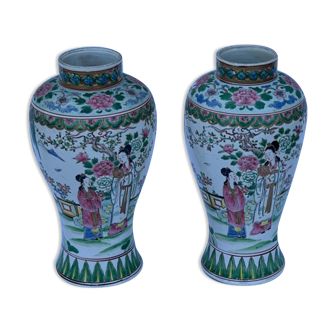 Paire de vases en porcelaine