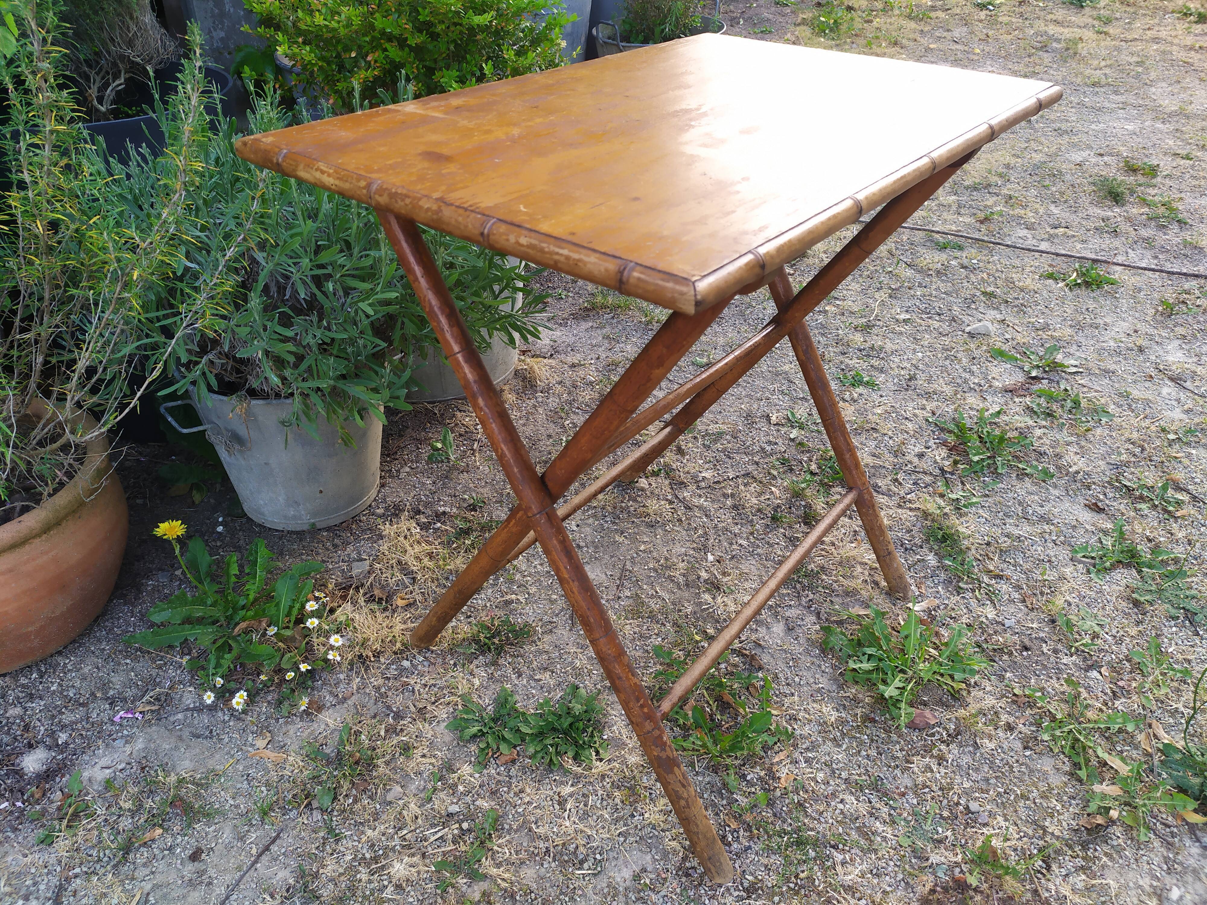 Foldable wooden table