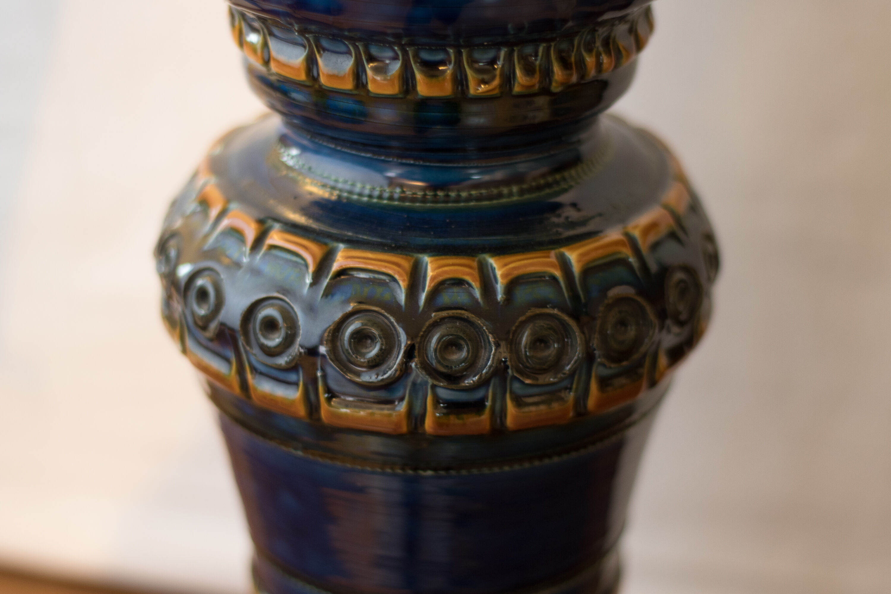 Vase balustre bleu nuit et ocre
