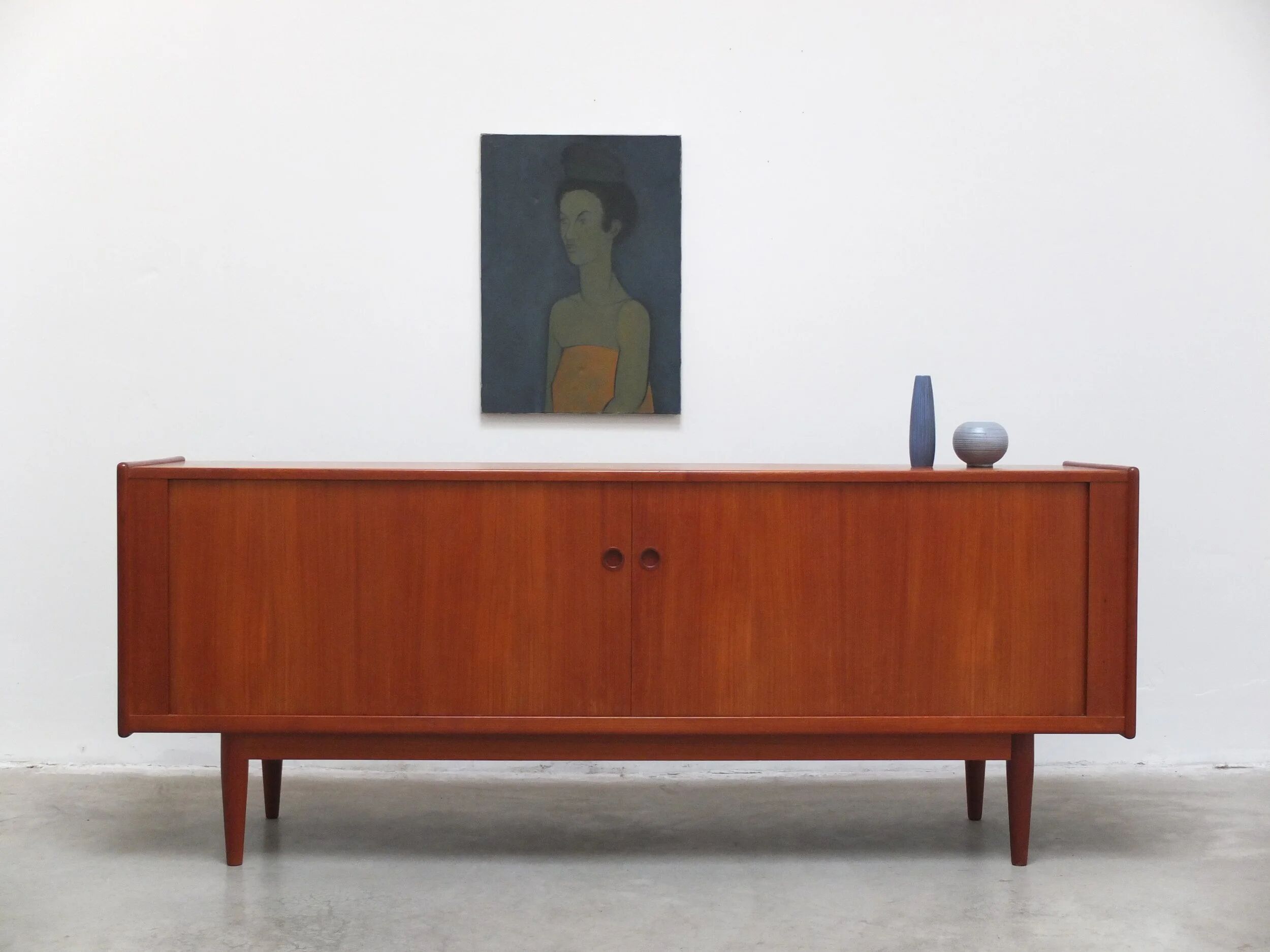 Buffet en teck danois avec portes tambour, années 1960.