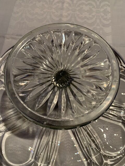 Pie dish and bubbled glass cakes on foot in excellent condition
