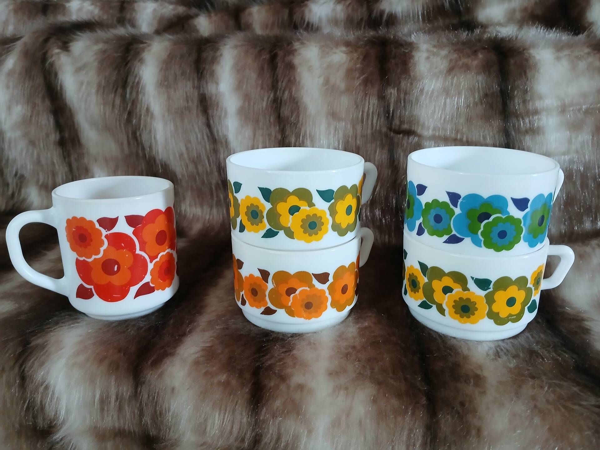5 vintage cups in Arcopal/Lotus
