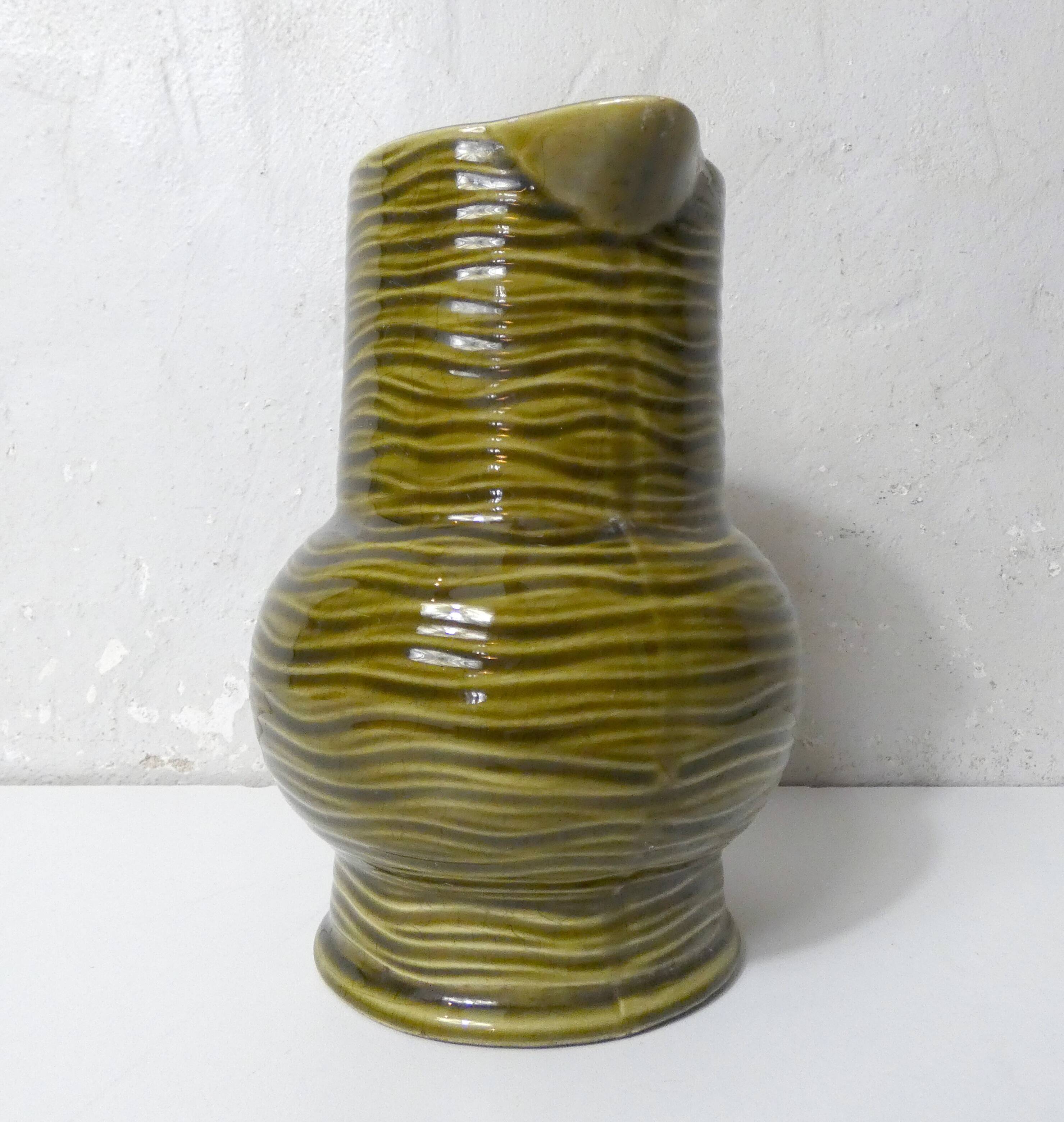 Pichet en barbotine en faïence de Sarreguemines