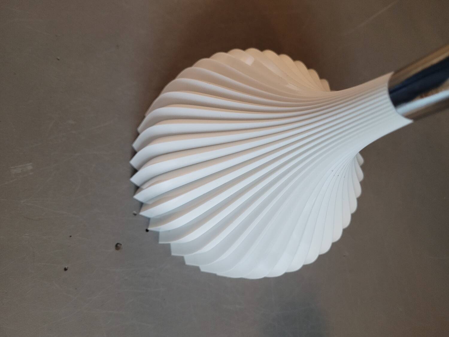 Applique E blanche par Kartell