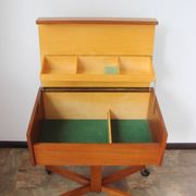 Un petit cabinet sur roulettes, des années 1960.
