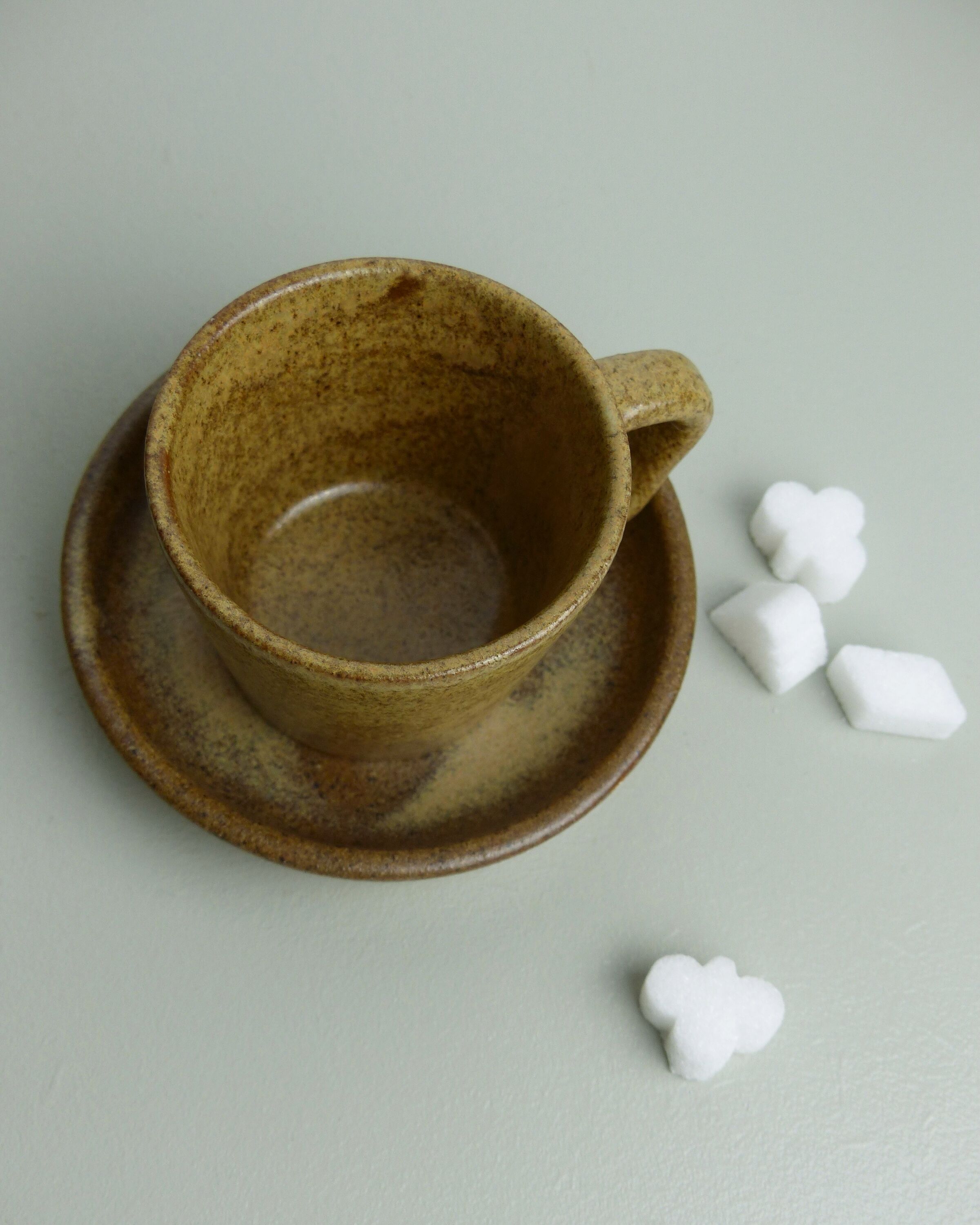 Set of 6 cups in sandstone with saucers