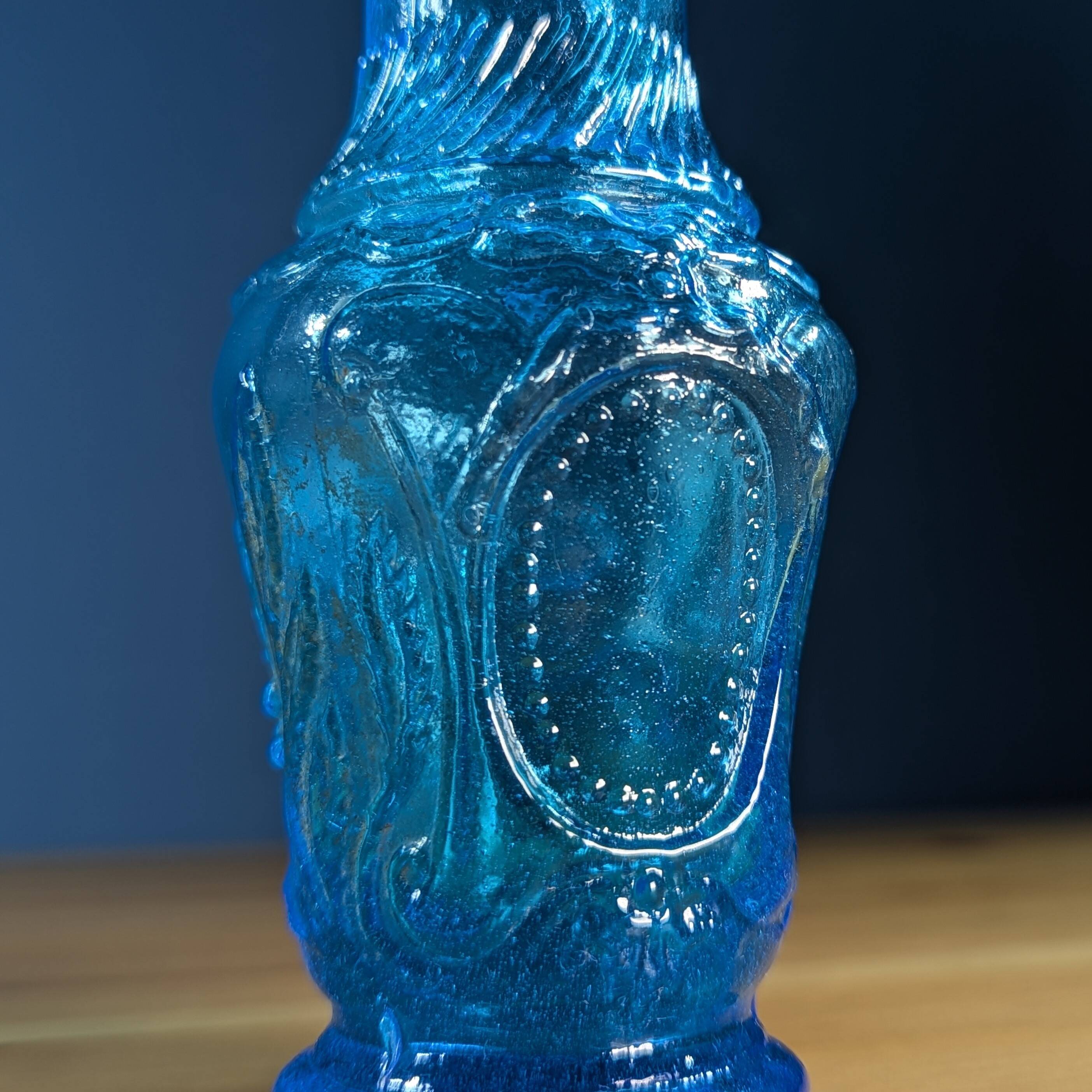 Petit vase Empoli en verre bleu à décor de branches et fruits en relief 16c