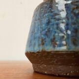 Minimalist studio pottery vase from mid-century Danish artist Michael Andersen, Bornholm, 1960s.