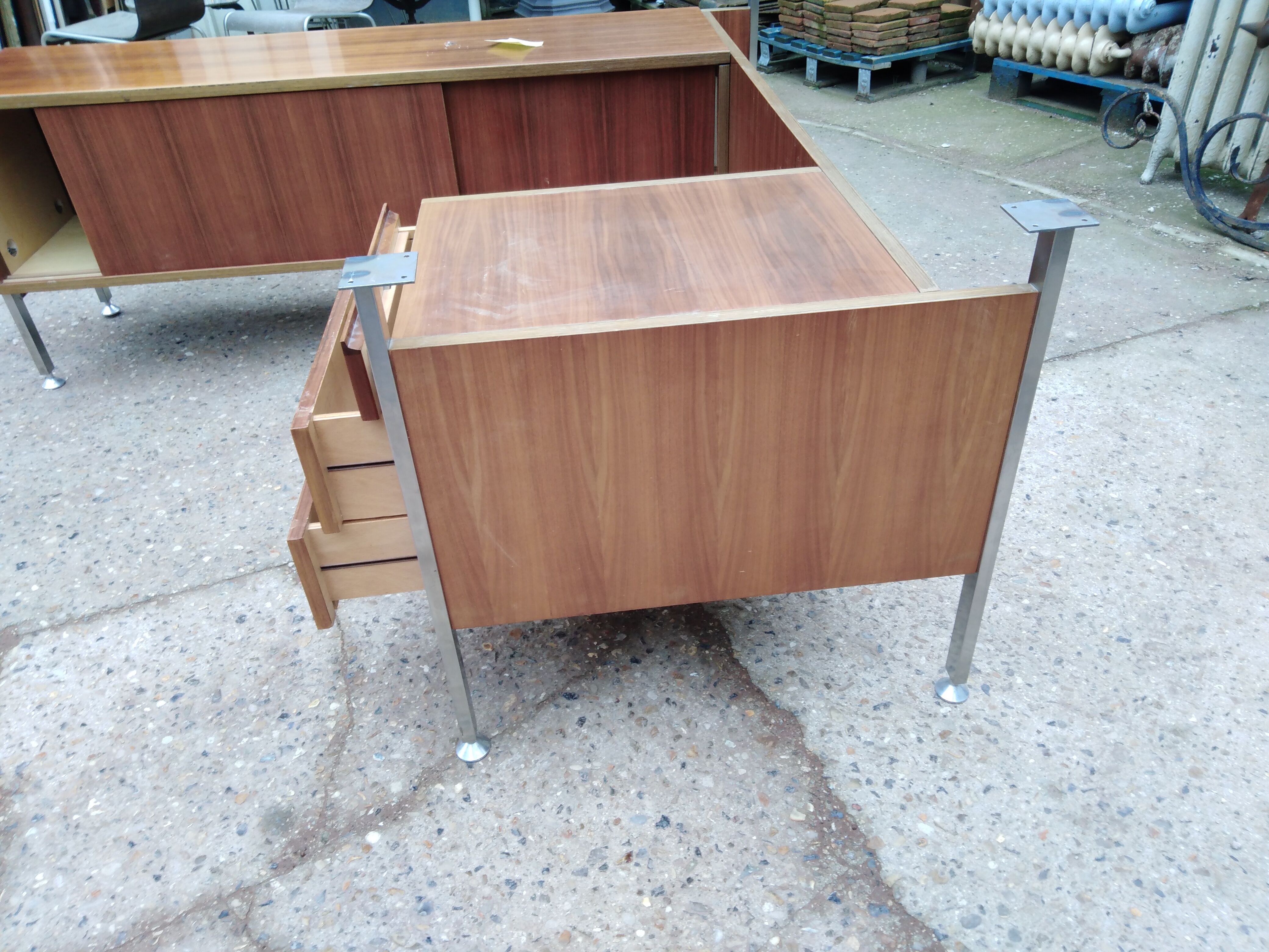 Grand Bureau design 1970 with return. light wood and chrome pietement