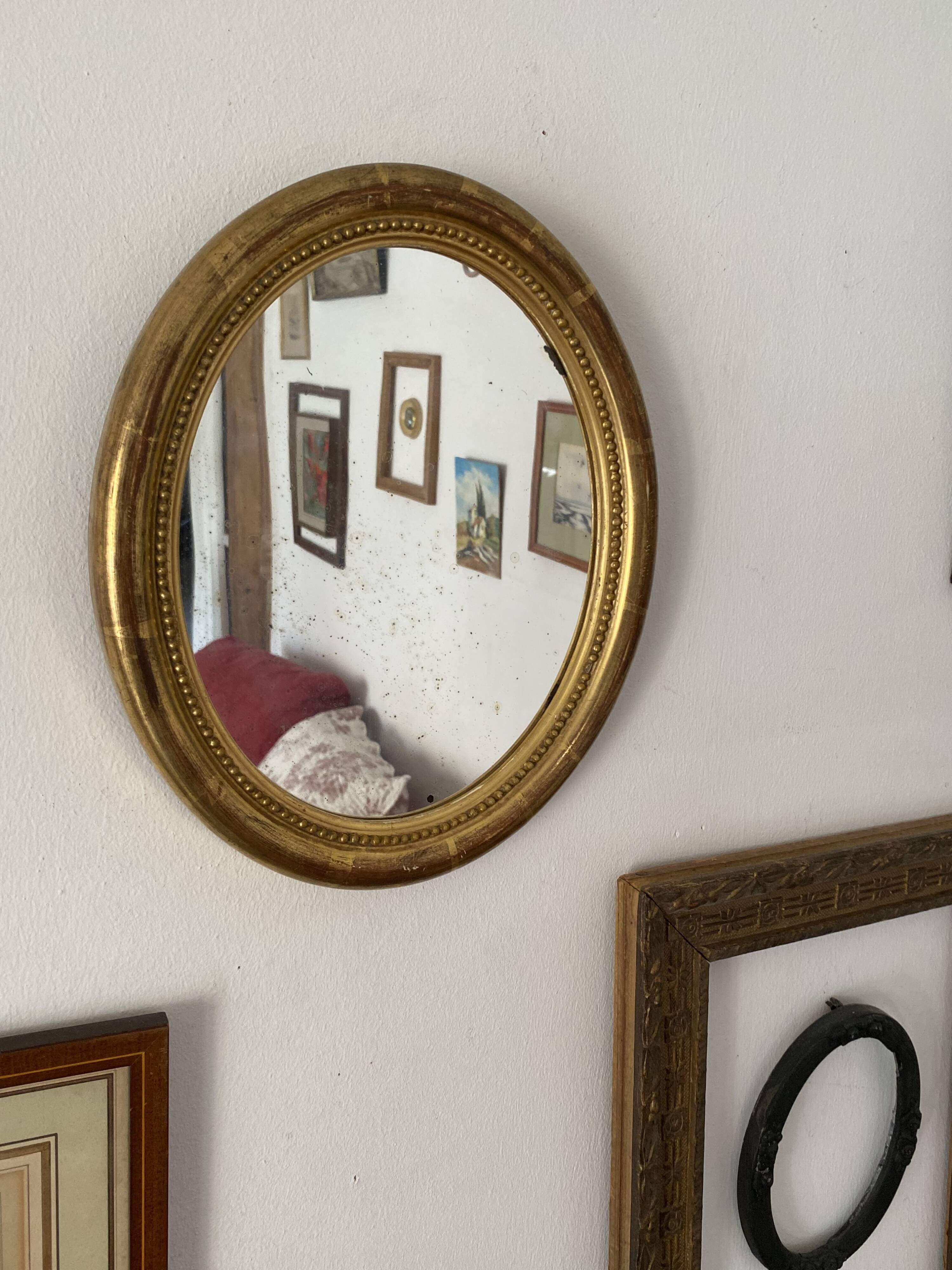 Oval mirror in gilded wood.