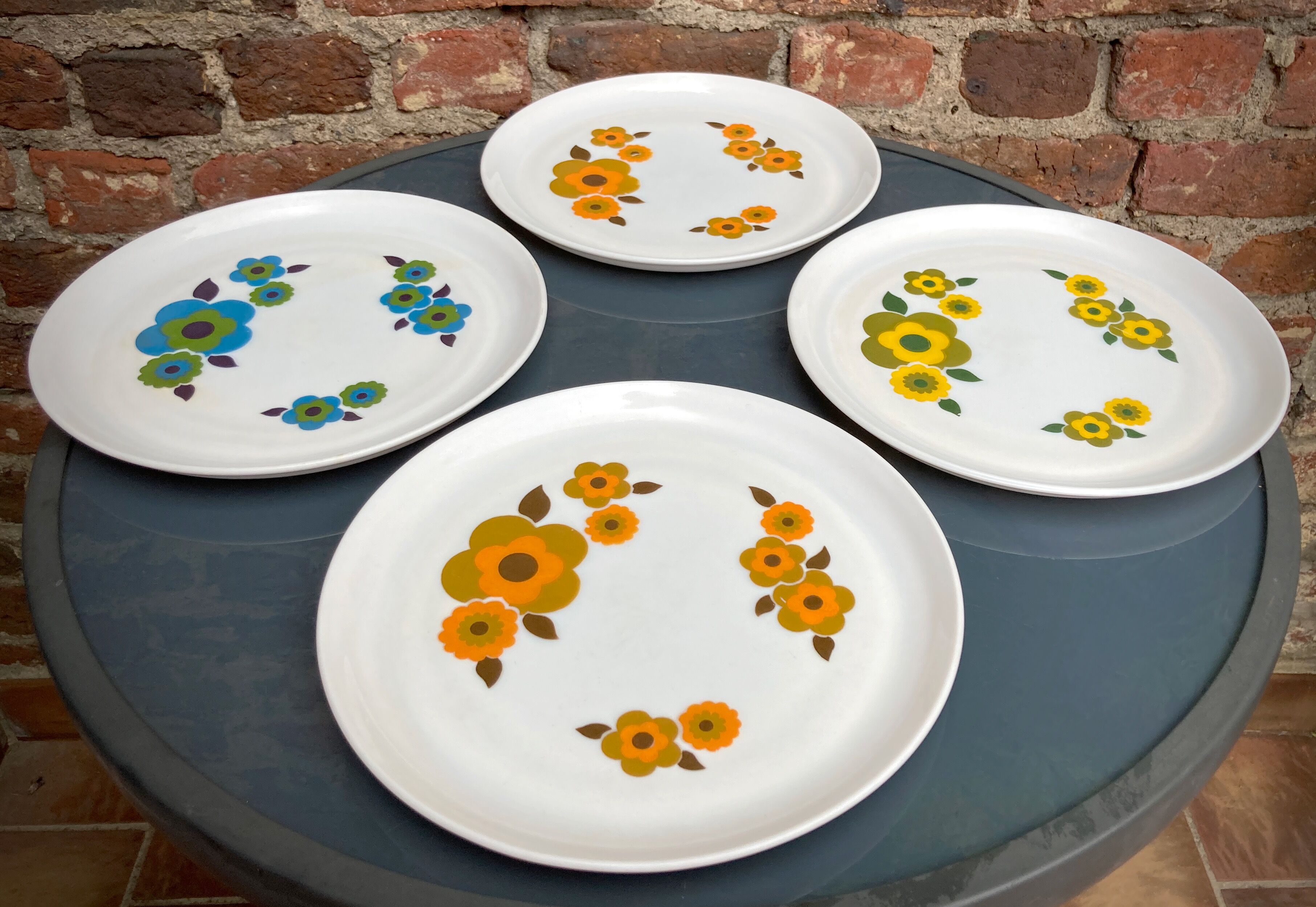 Lotus arcopal 4 vintage plates
