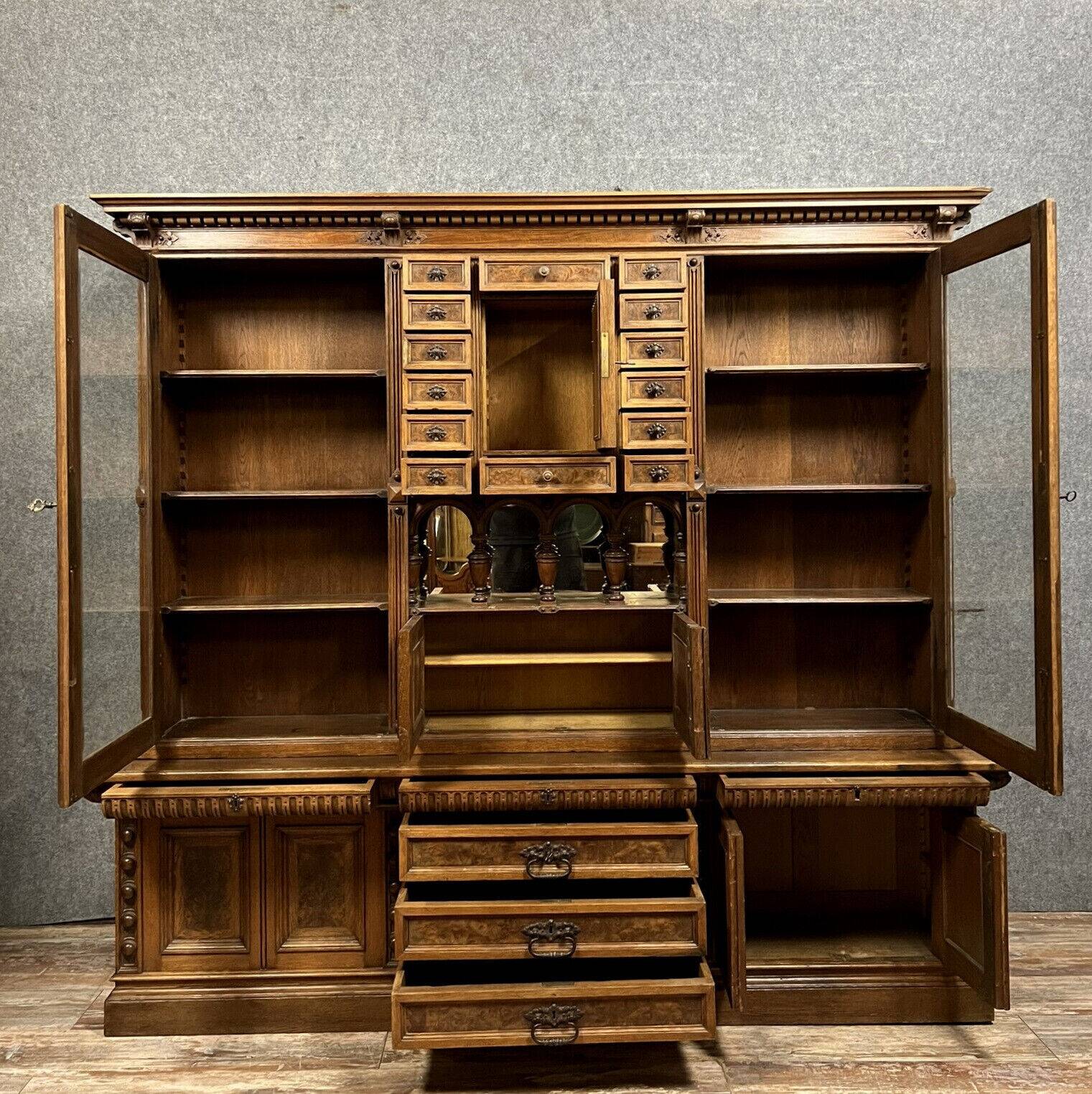 Rare and important double-sided Museum display case in Renaissance style in walnut and magnifying glass