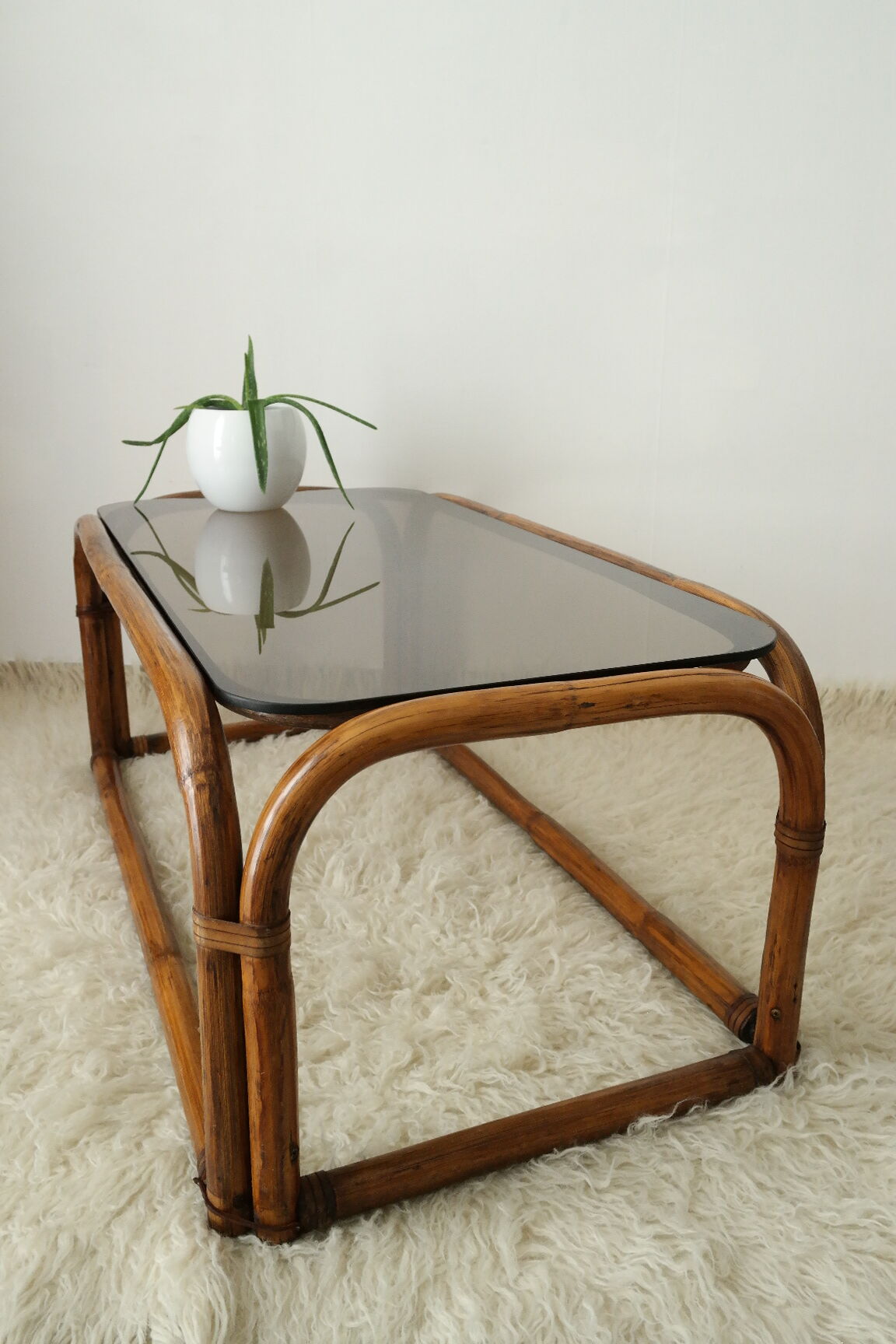 Table basse en bambou et verre fumé vintage