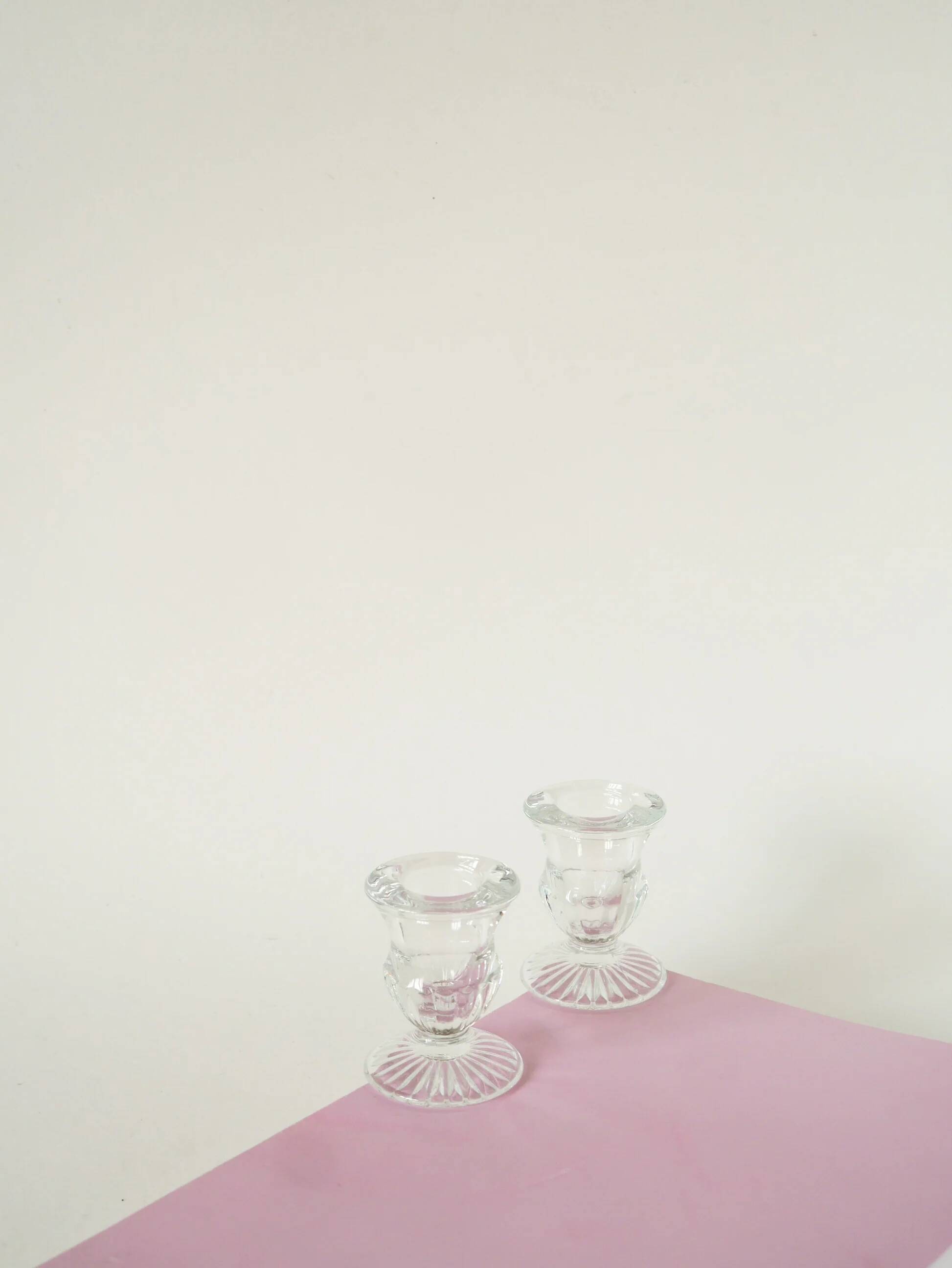 Paire de petits bougeoirs en verre moulé, 1950
