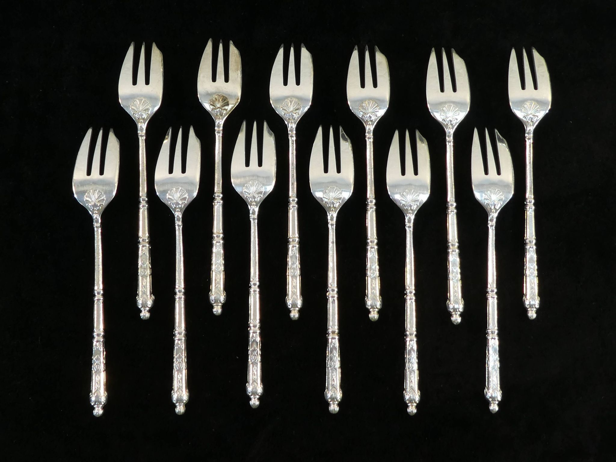Set de 12 fourchettes a gateaux SFAM en métal argenté manche a la russe