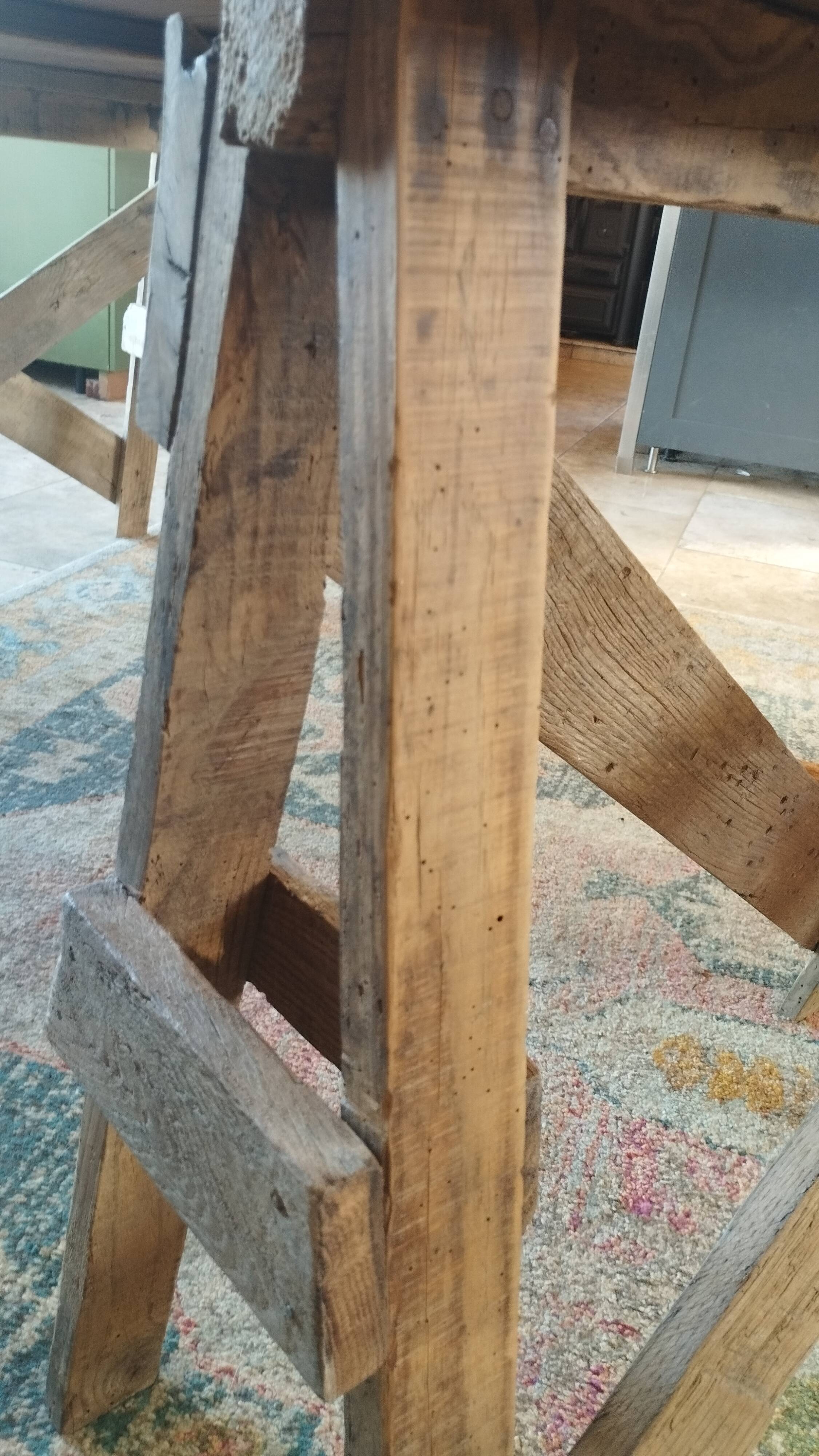 Table de ferme rustique patinée sur de lourds tréteaux