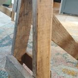 Table de ferme rustique patinée sur de lourds tréteaux