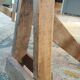 Table de ferme rustique patinée sur de lourds tréteaux