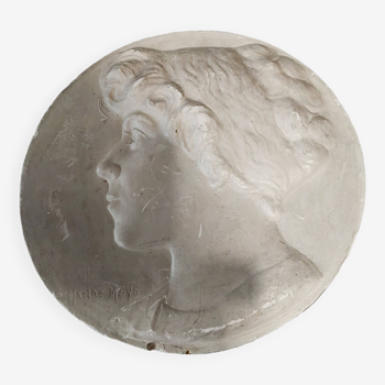 Médaillon en plâtre portrait féminin signé Marthe Meys début XXème