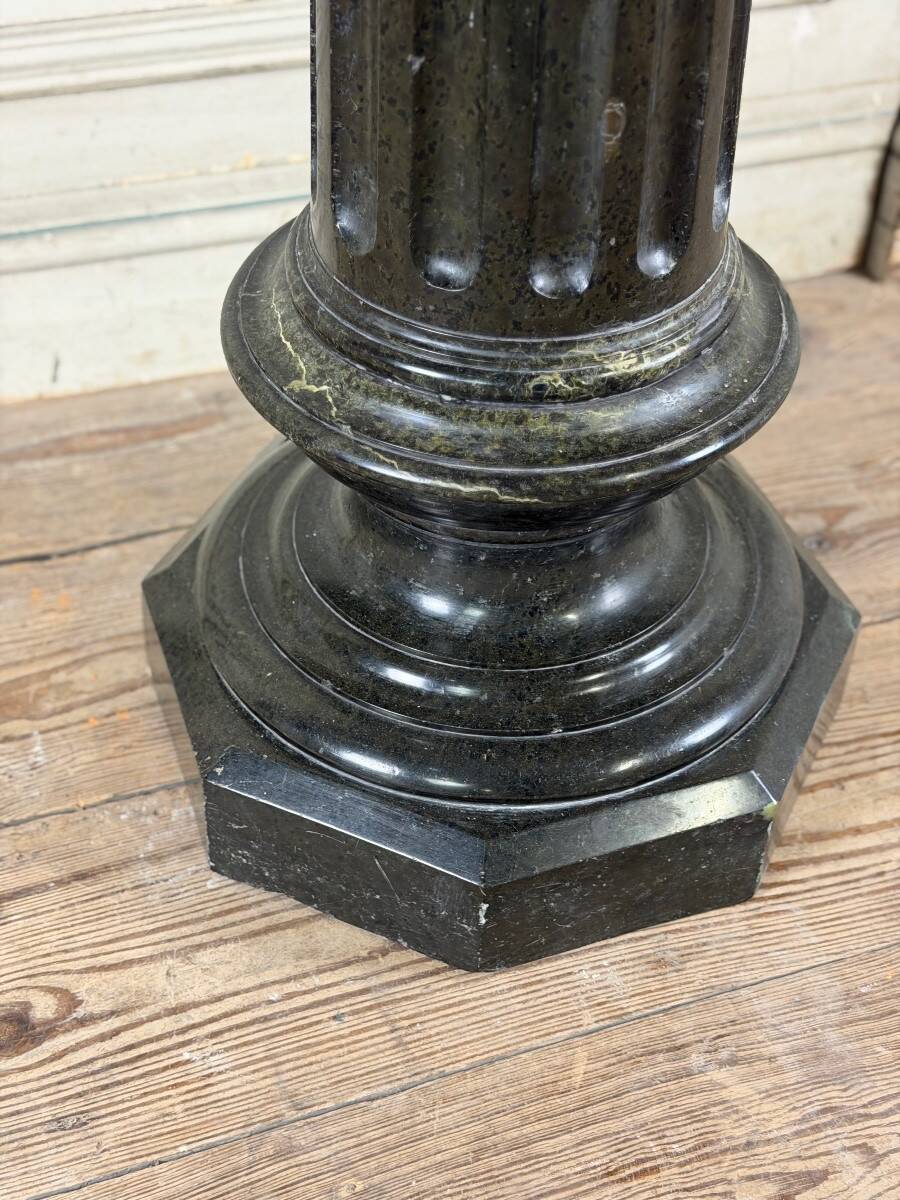 Column in green serpentine marble from around 1880