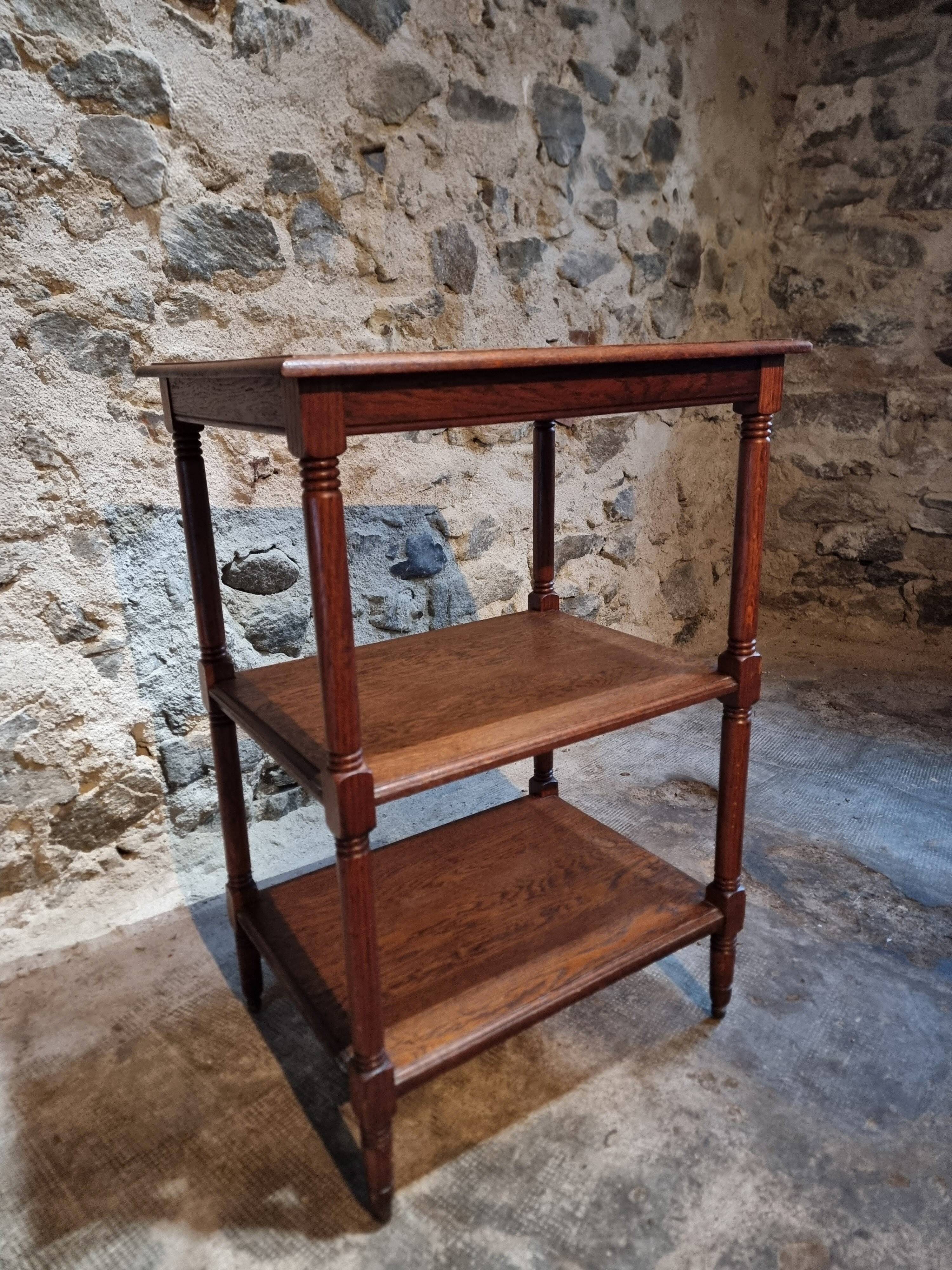 Vintage 1920s side table – Three-tiered shelf in French oak with turned legs.