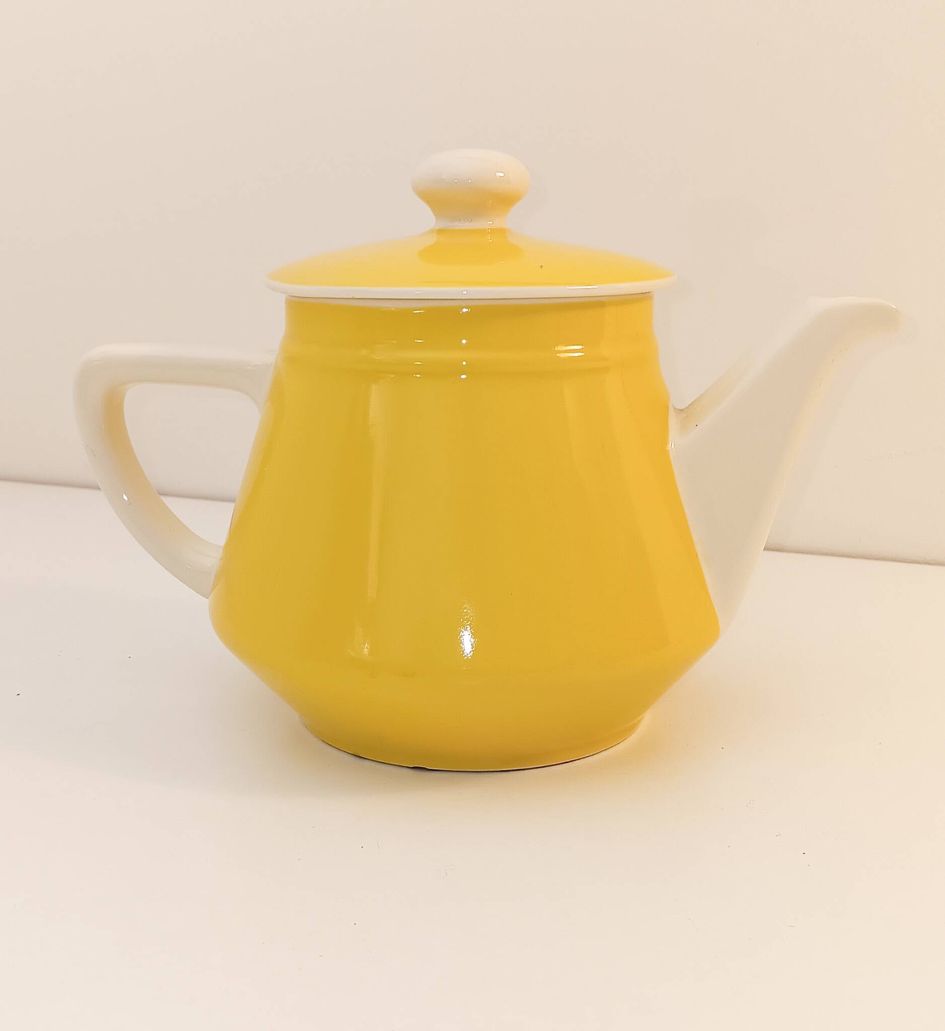 Théière Villeroy & Boch en porcelaine jaune et blanche