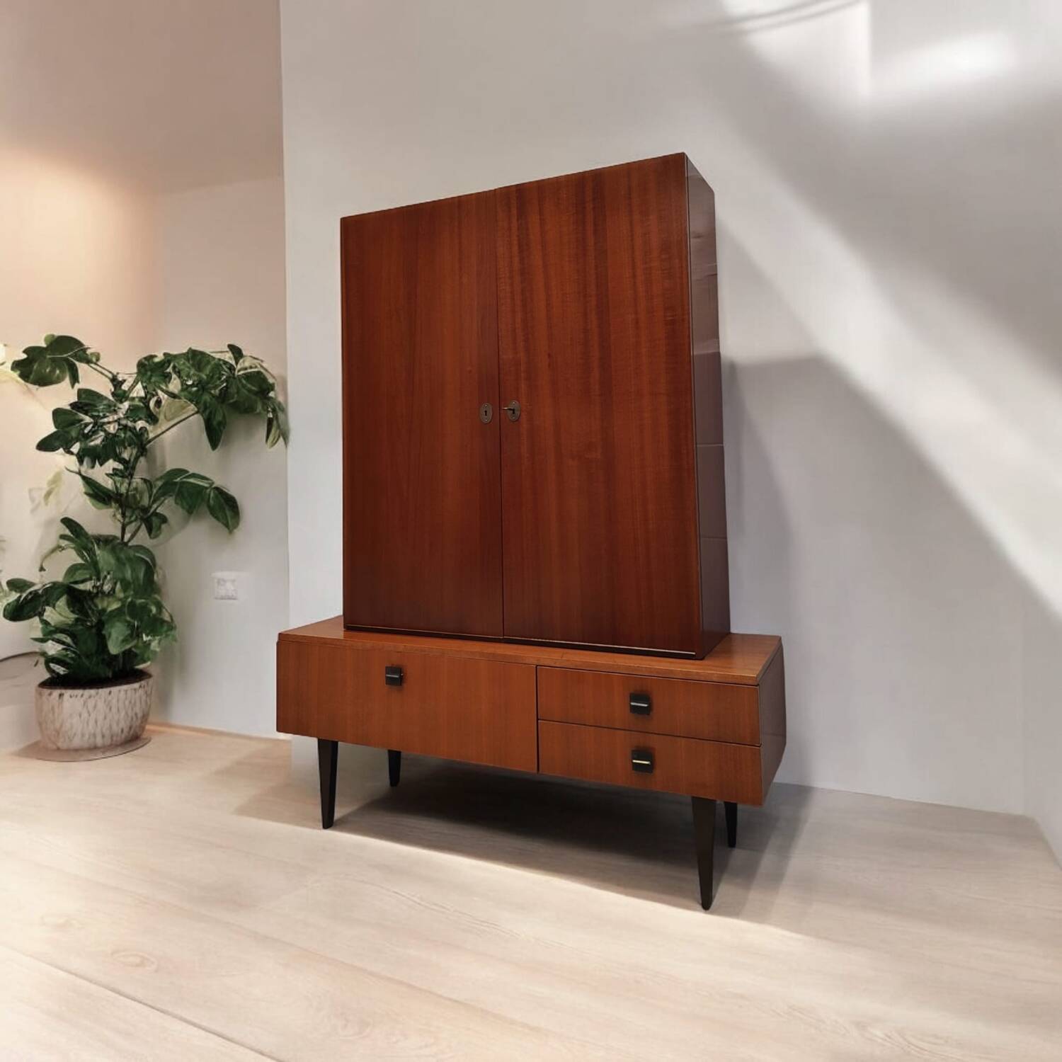 Teak veneer sideboard, mid-20th century