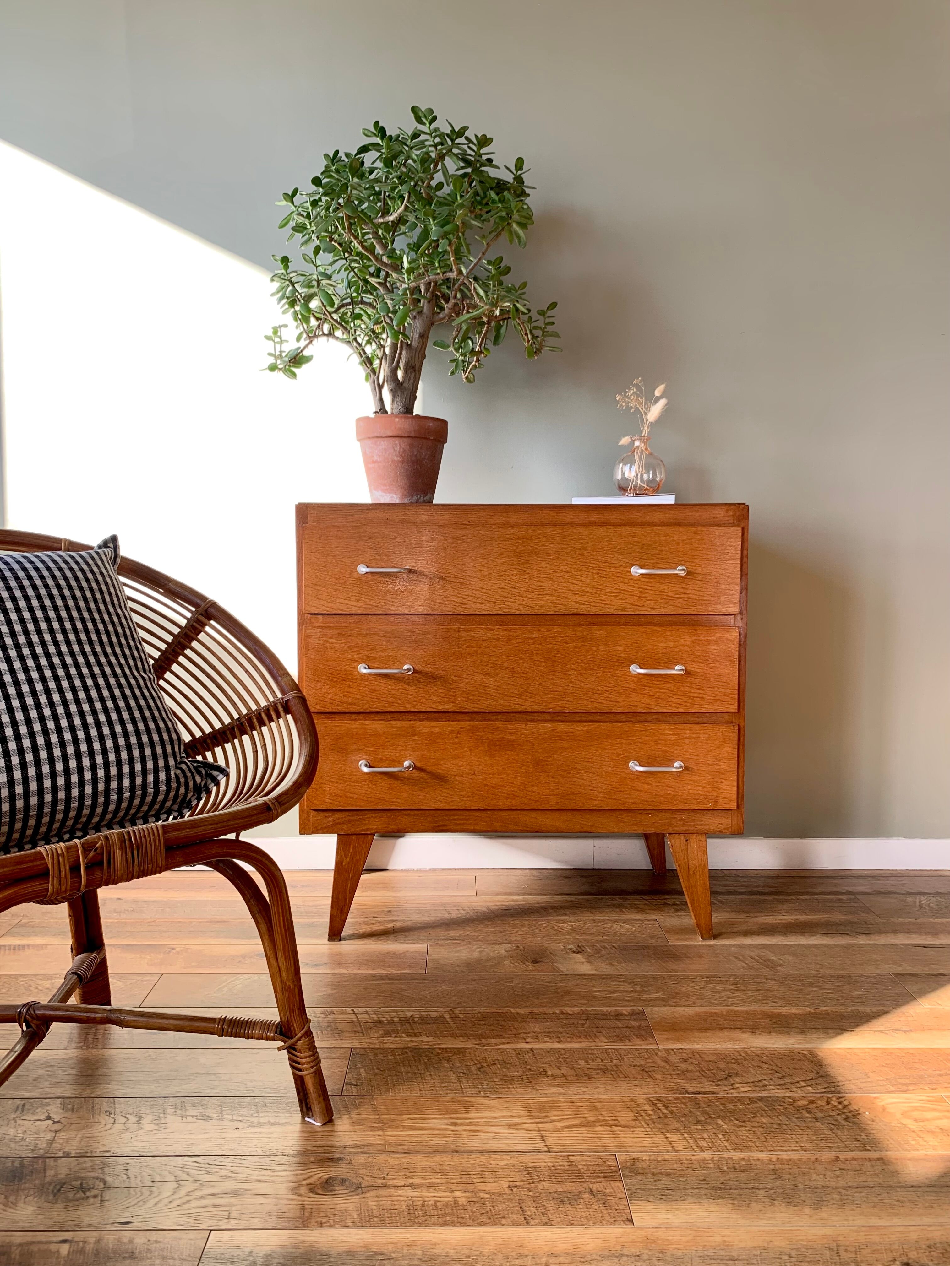 Vintage dresser compass feet