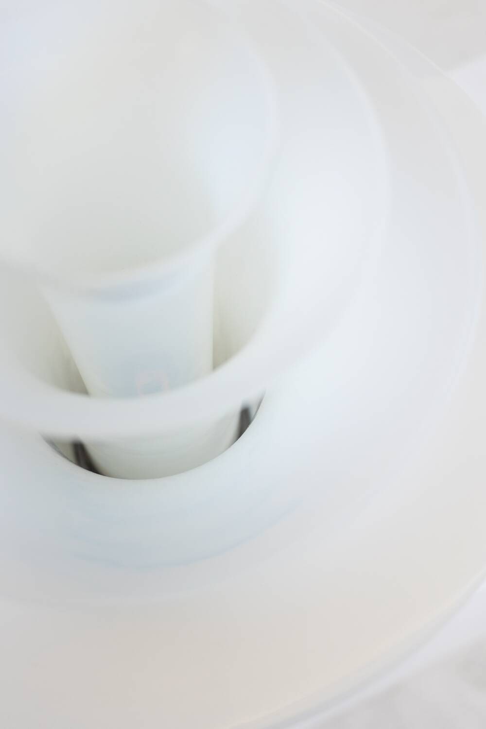 "Petal" lamp in opalescent white and bluish glass. 21st century.