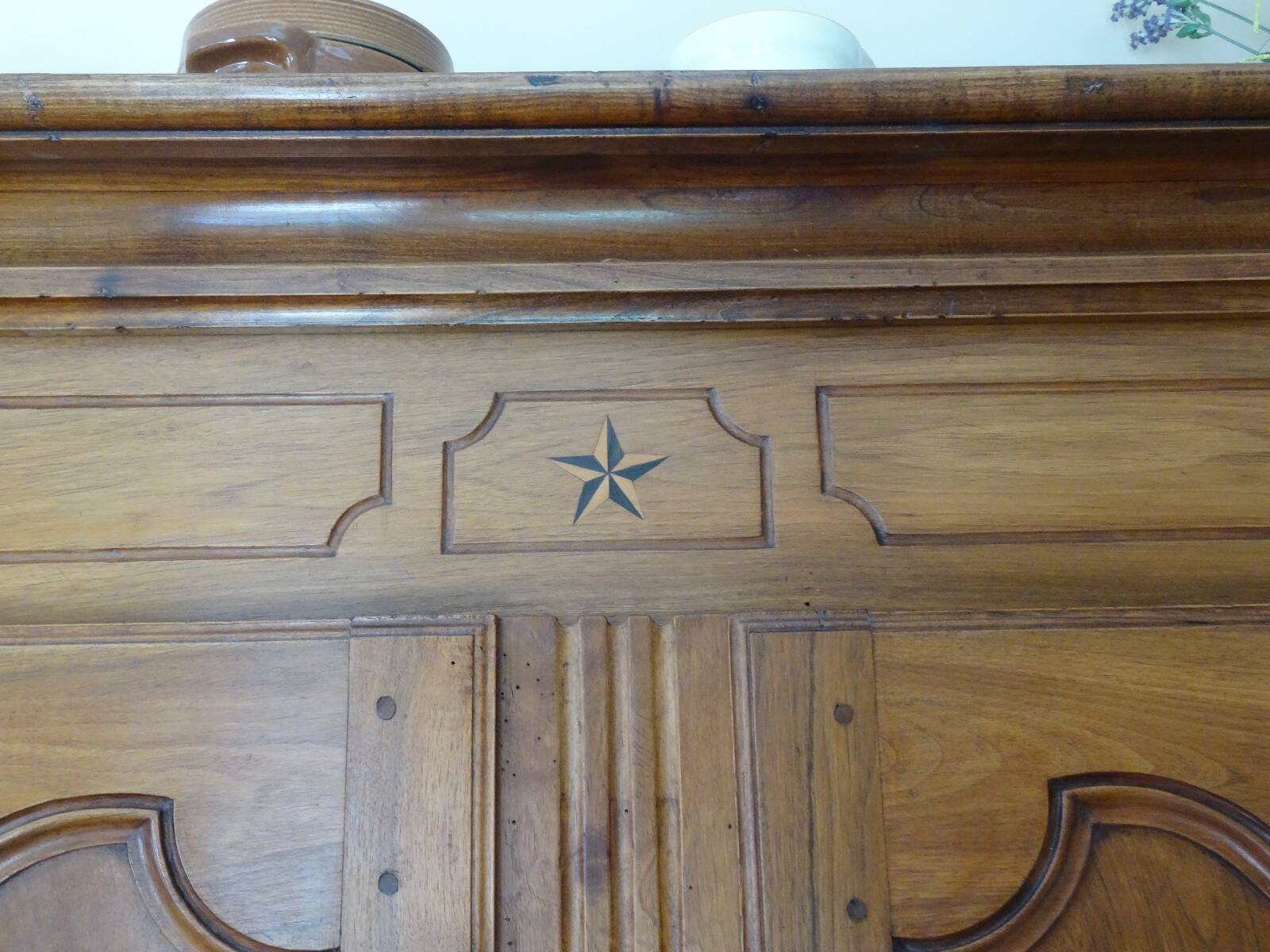 magnificent two-body buffet from the 18th century in walnut – an exceptional antique piece