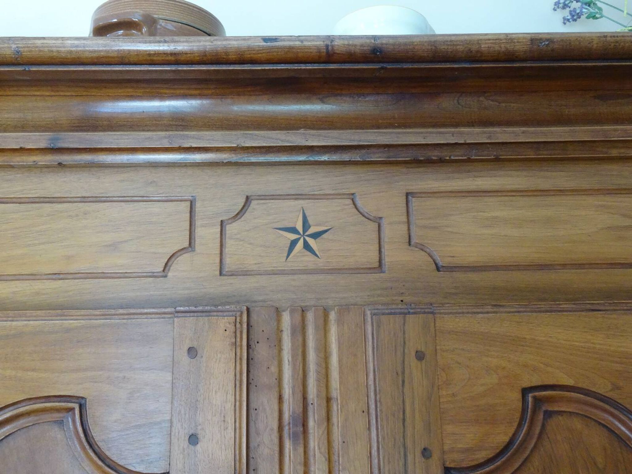 magnificent two-body buffet from the 18th century in walnut – an exceptional antique piece