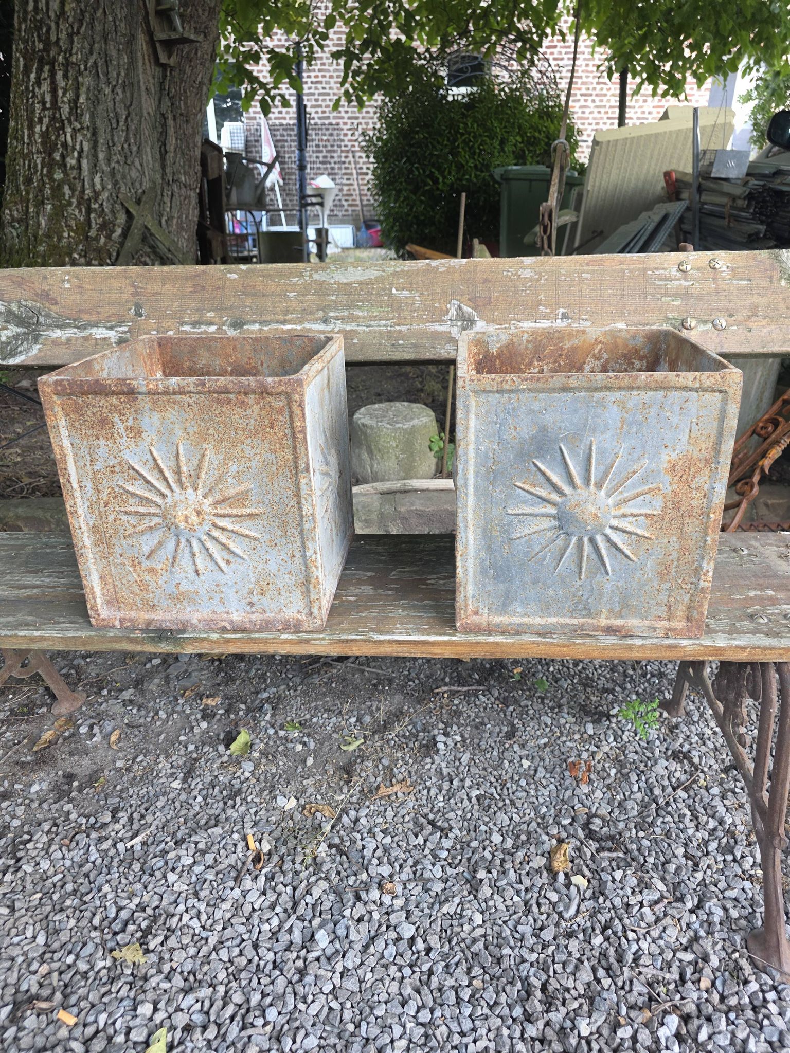 Paire de jardinières en fonte