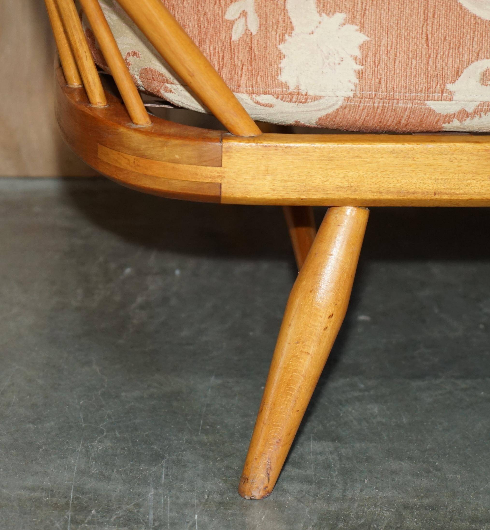Vintage Ercol Windsor Studio 355 canapé / daybed, light wood, Mid-Century Modern design.