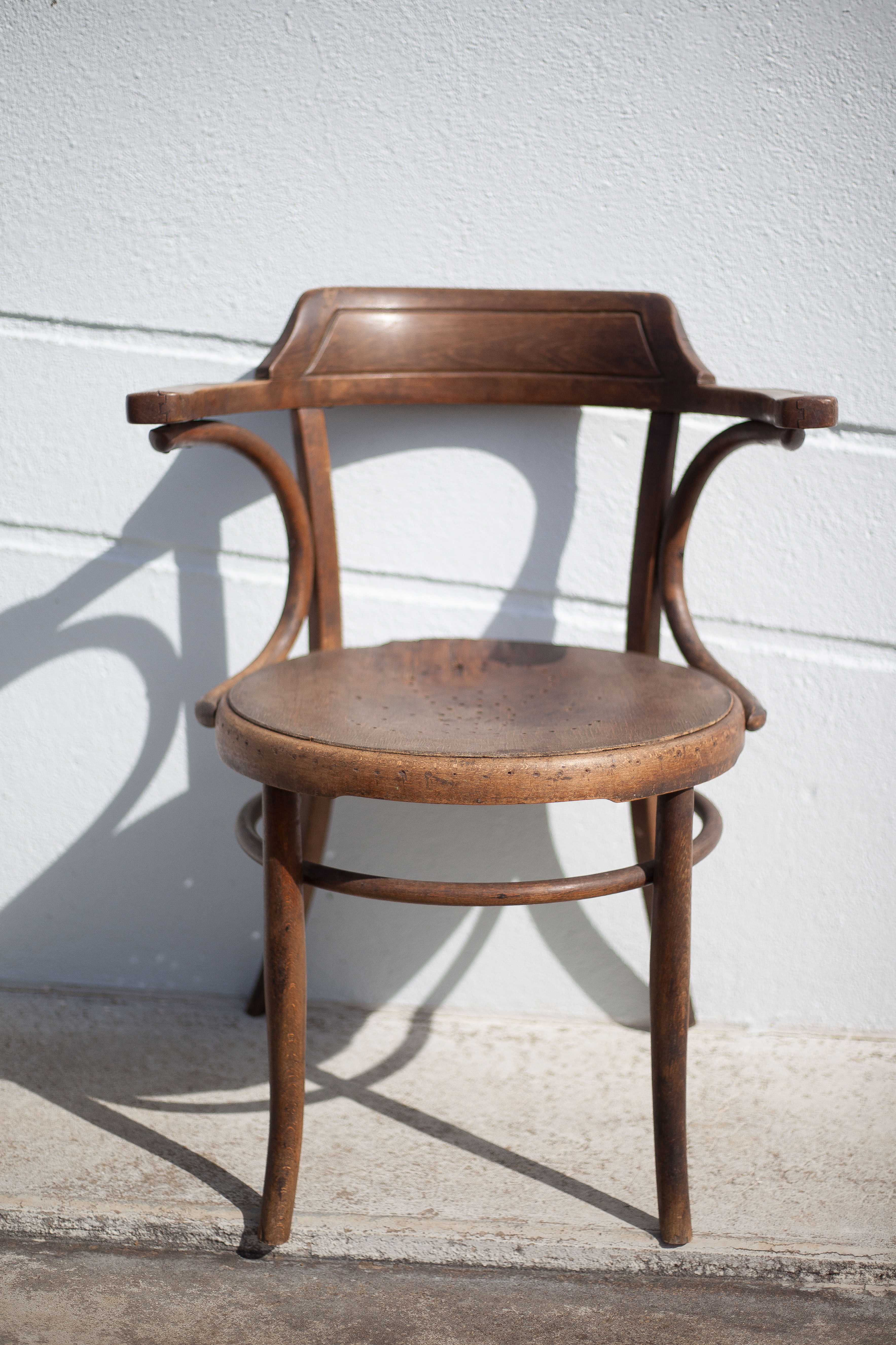 Curved wooden armchair Mundus vienna Austria, curved wooden chair, living room, bookcase, 20's