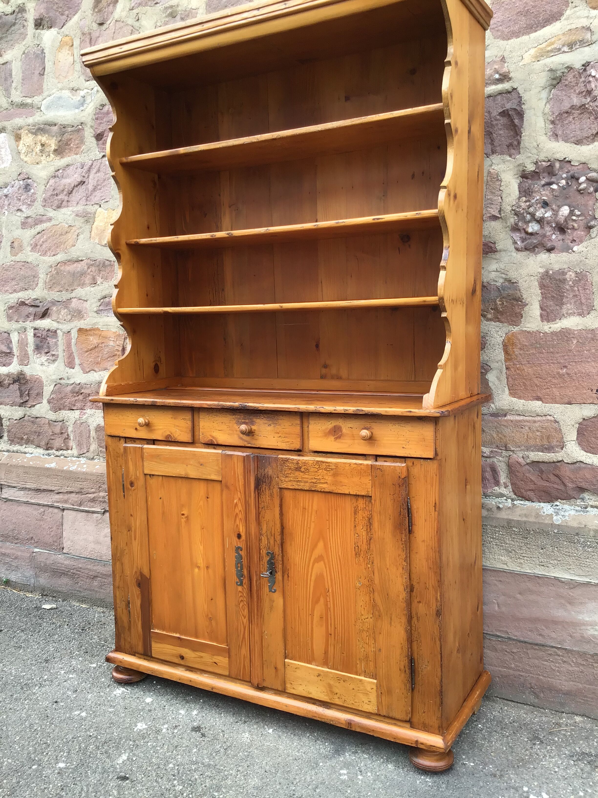 Vaisselier rustique régional vintage en sapin