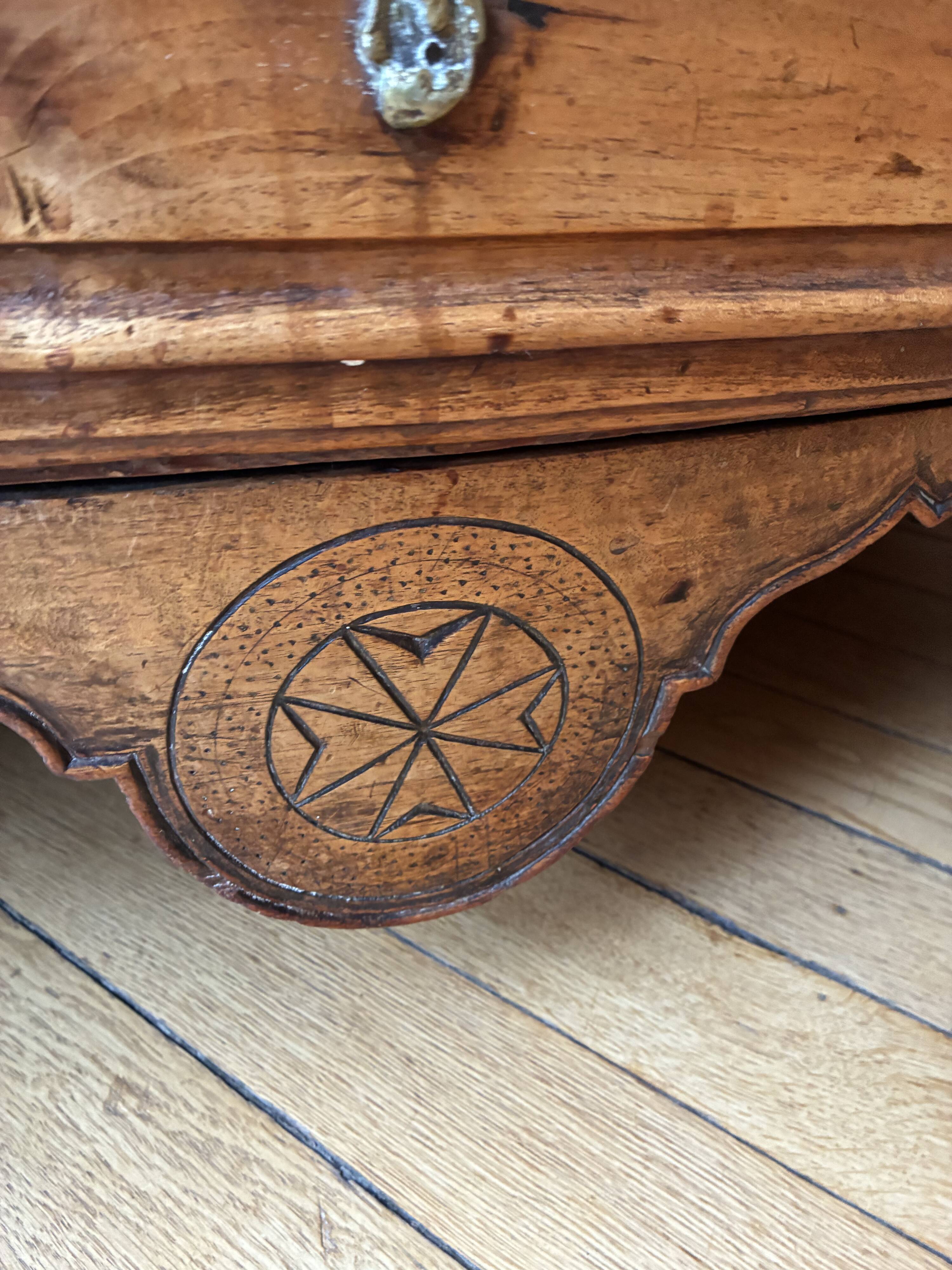 Large walnut Regency commode from the 18th century.