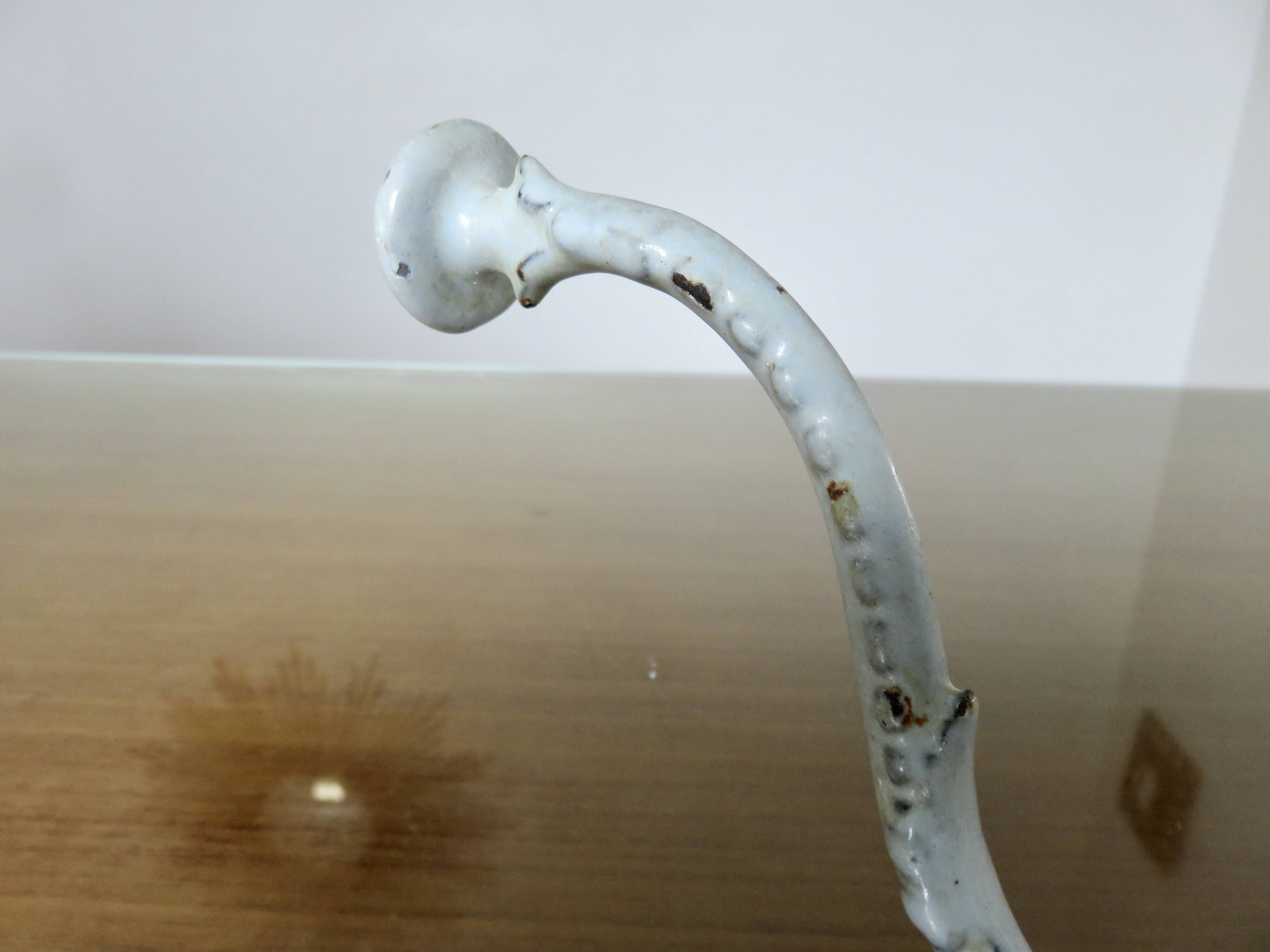 Paire de patères en fonte émaillée, 19ème