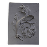 Bas-relief en plâtre d'une feuille d'acanthe