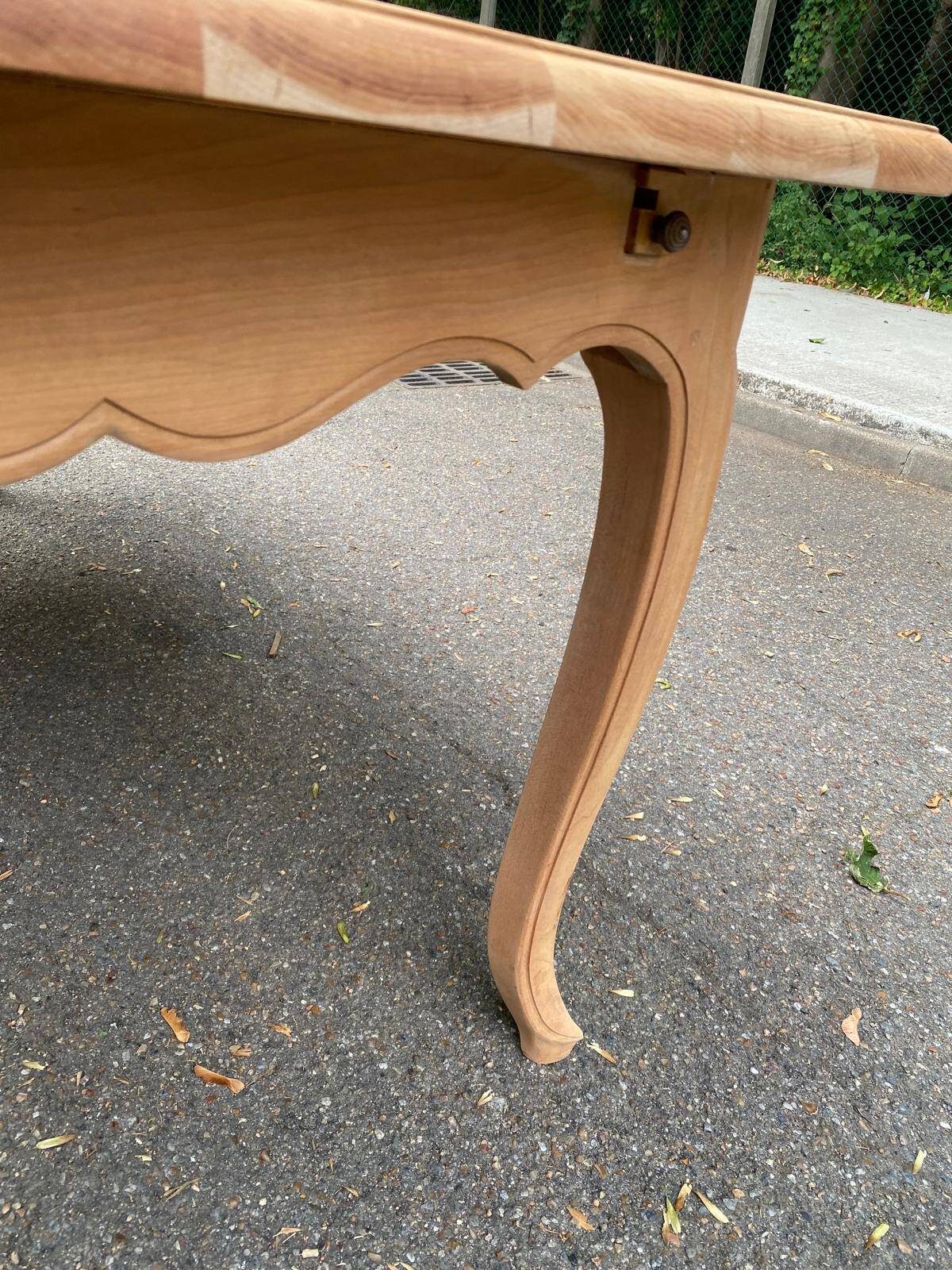 Table à manger de ferme chic extensible décapée en merisier massif Louis XV