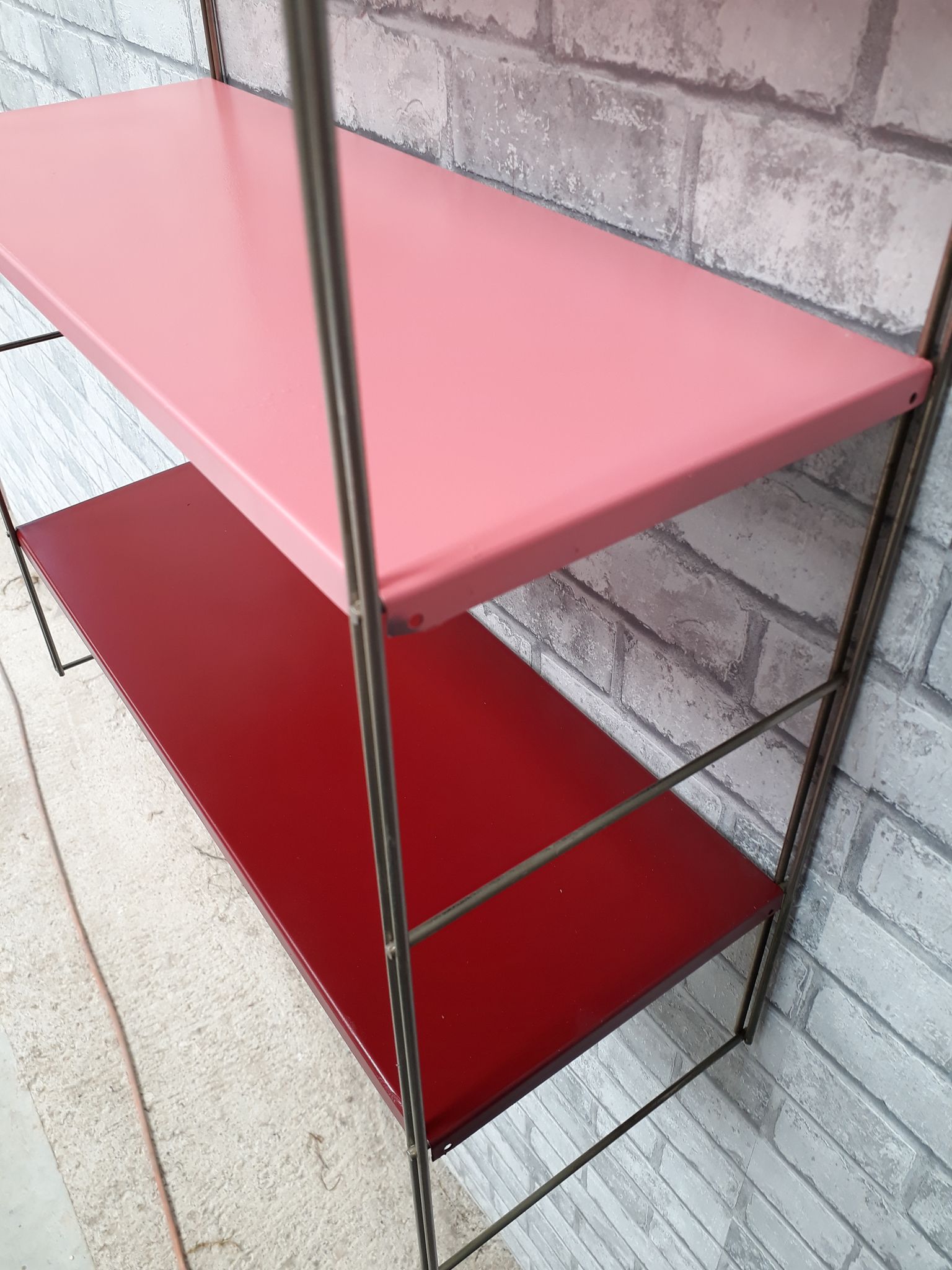 Etagère string  montants doré plateaux rouge bordeau et rose 58x49x19
