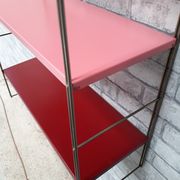 Etagère string  montants doré plateaux rouge bordeau et rose 58x49x19