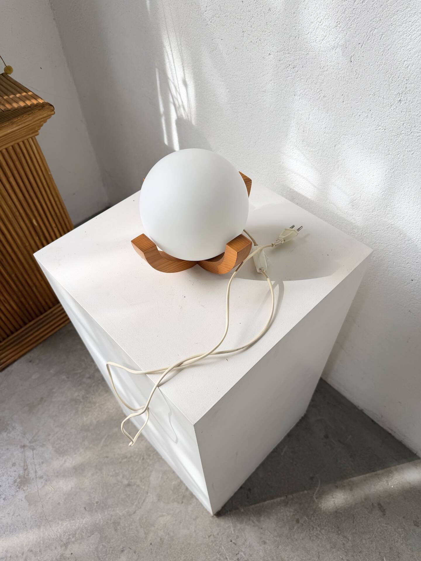 1980s pin support ball desk lamp