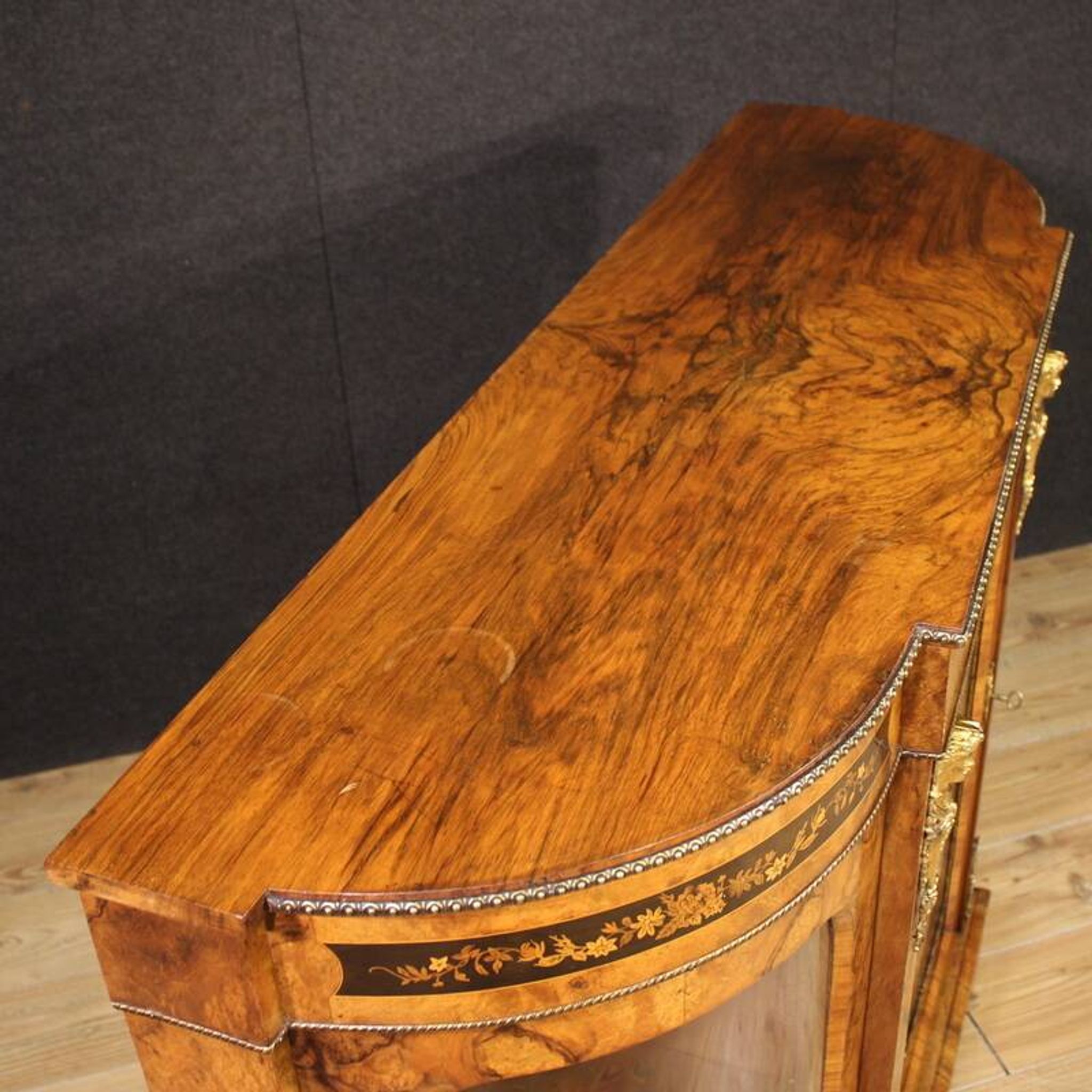 Buffet anglais en marqueterie, 20e siècle