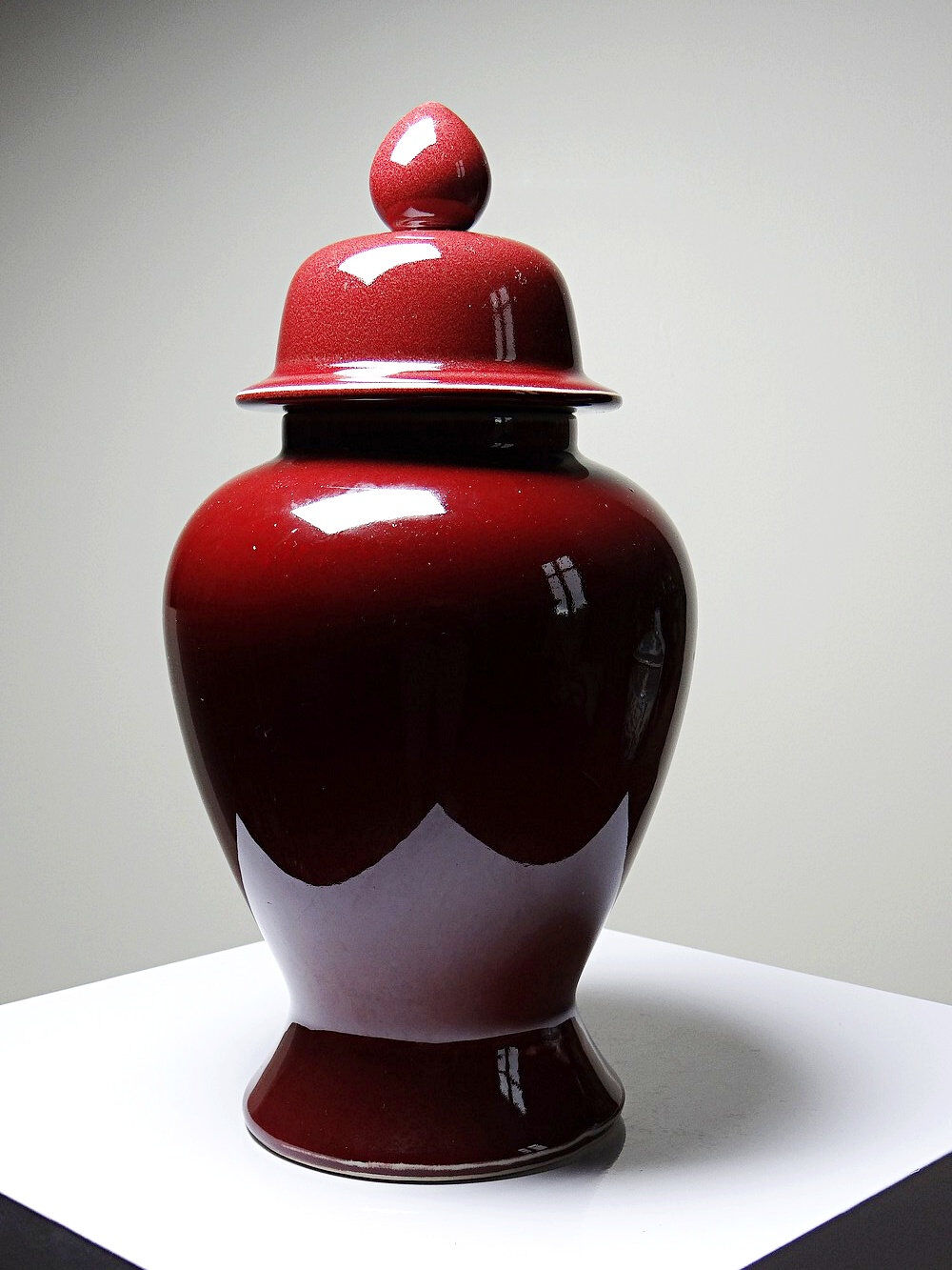 Covered vase, Chinese ginger jar in oxblood and celadon ceramic.