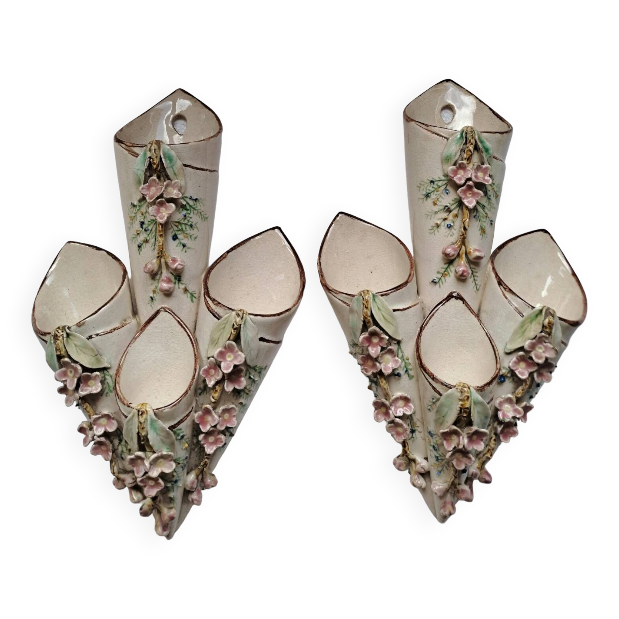 Paire de bouquetiéres en barbotine