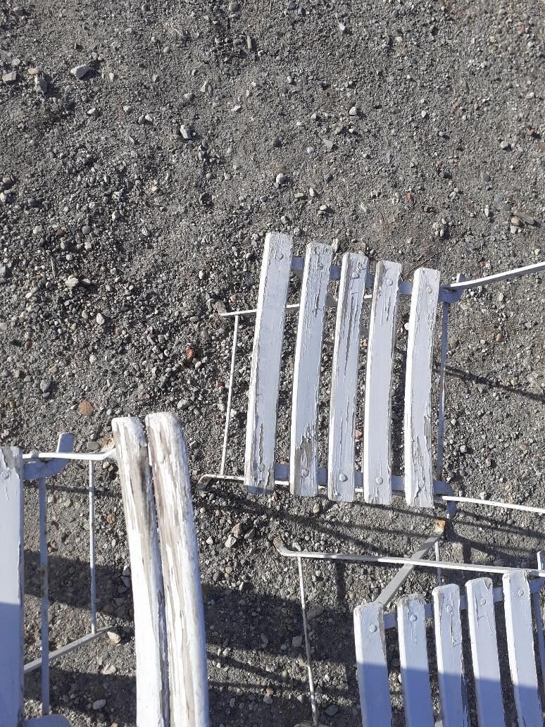 Lot of 5 white folding garden chairs