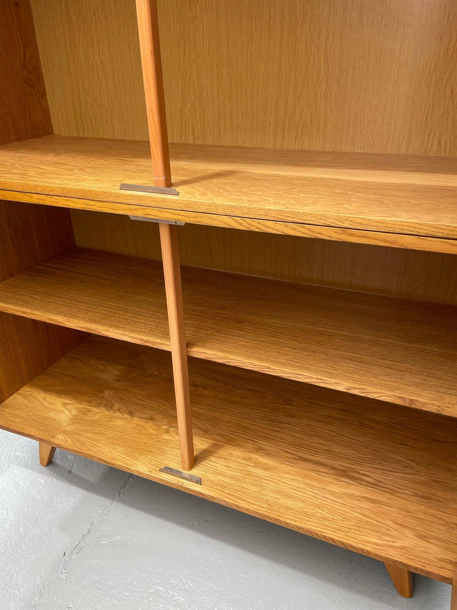 Armoire U-450 en placage de chêne, variante jaune et blanc, Jiří Jiroutek pour Inte