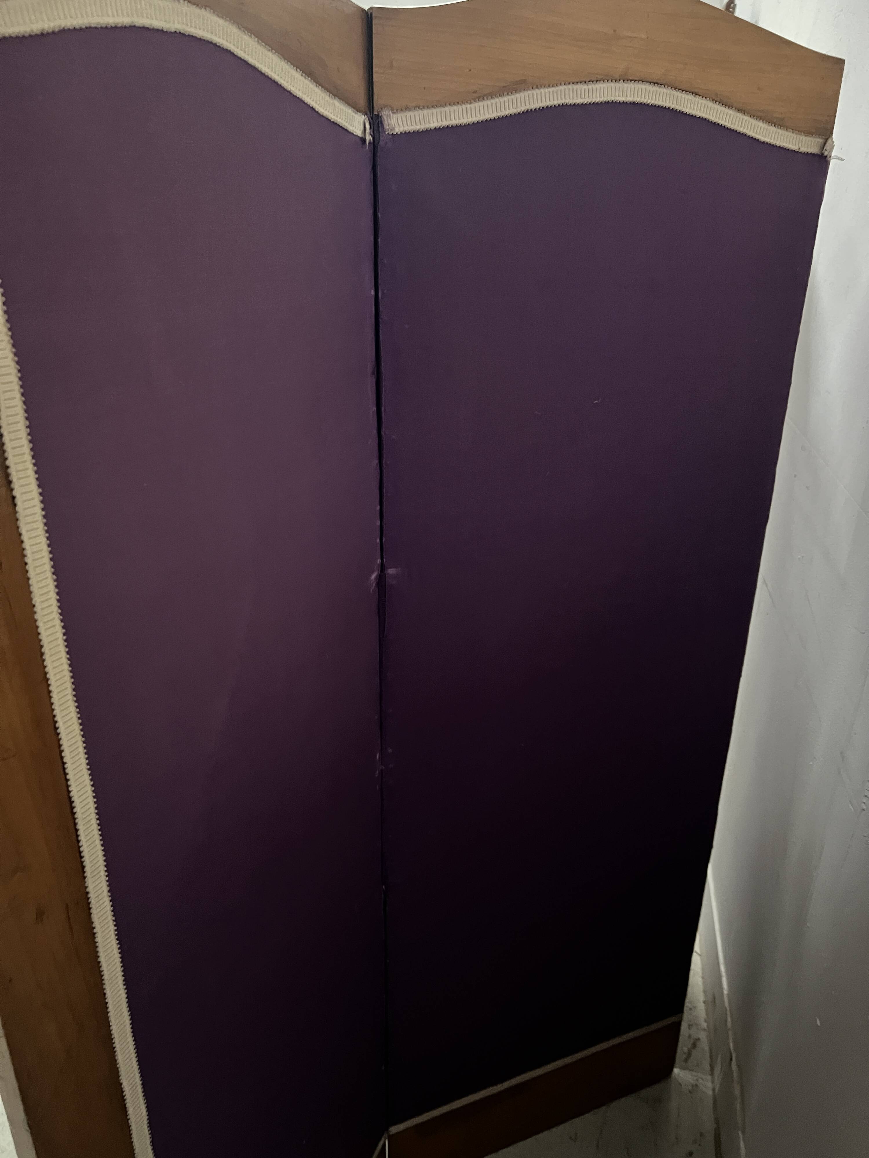 Four-panel screen decorated with an oval tapestry from the 20th century.