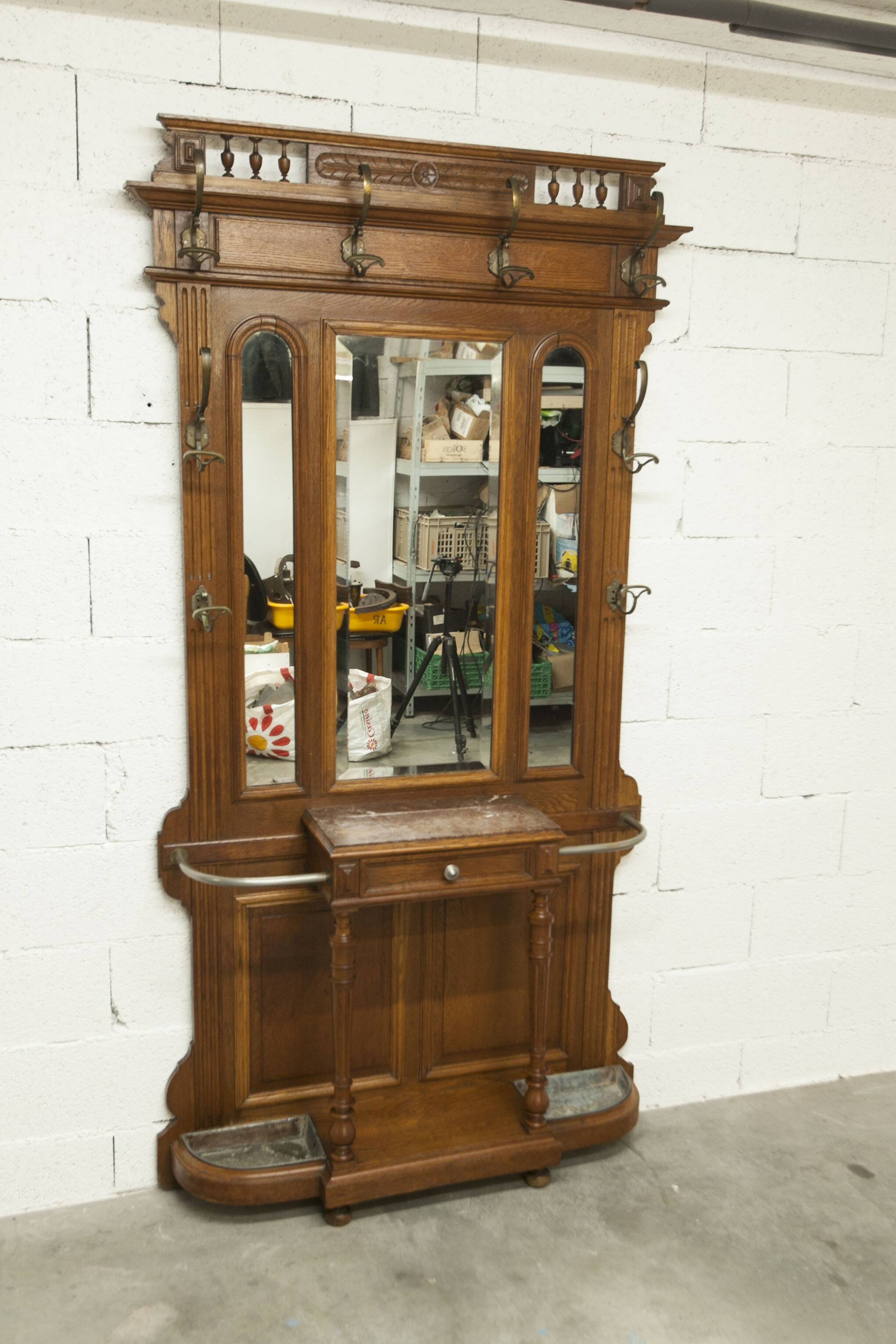 Vestiaire Napoléon III en noyer fin 19e, 3 miroirs, marbre, 8 patères